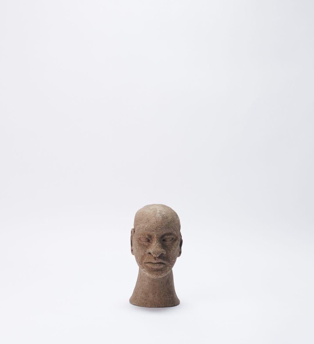 Ori 02 Skulptur von Joana Kieppe
Einzigartiges Stück.
Abmessungen: T 13 x B 10 x H 17 cm.
MATERIALIEN: Schwarzer Niedertemperaturton mit weißem Grog.

Alle Stücke werden aus hochwertigem brasilianischem Wildton hergestellt, die Hochtemperaturstücke