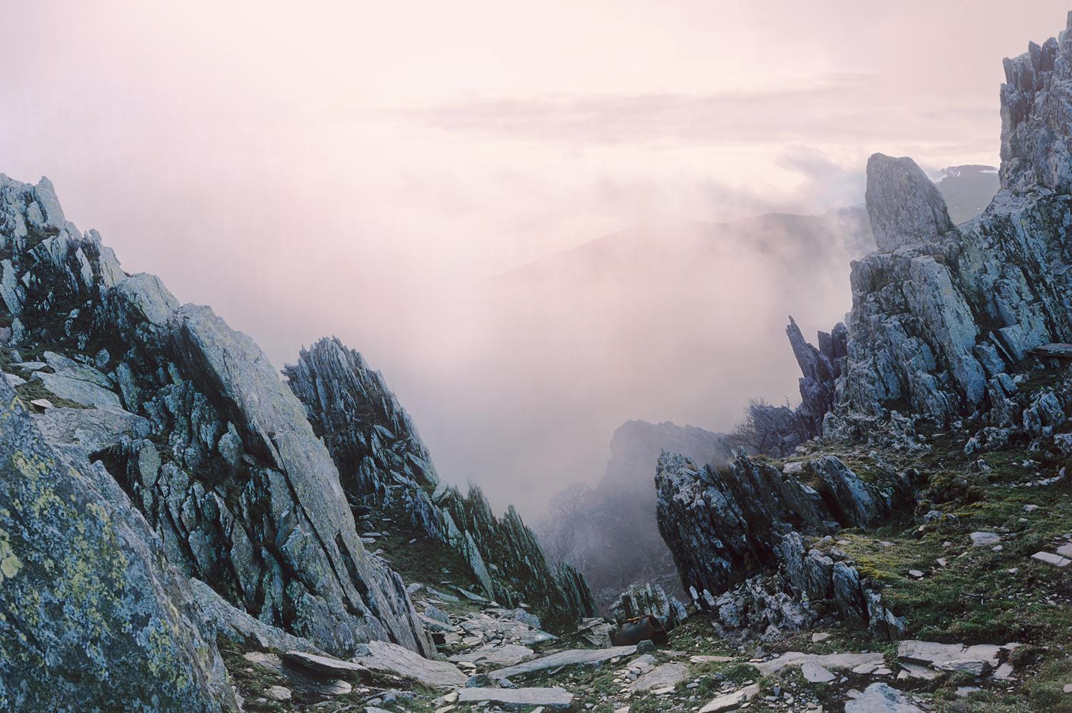 Ori Gersht Landscape Photograph – Mountains and Rivers ( weit entfernte Berge und Rivers)