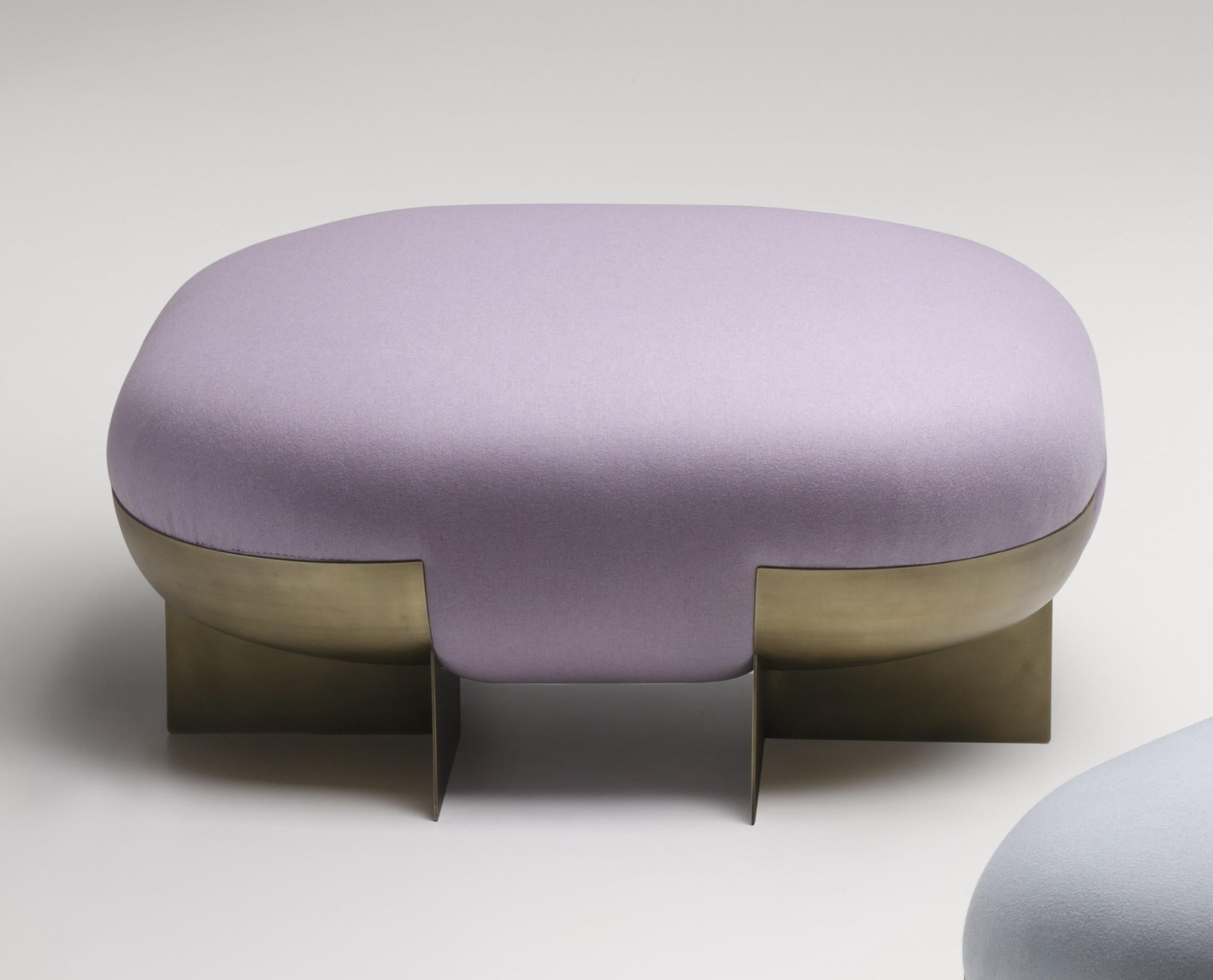 Pouf Oris di De Castelli
Dimensioni: L. 90 x P. 90 x H. 40 cm
Materiali: Ottone Orbitale DeLabré, Fabrice
Sono disponibili altre versioni, contattaci per qualsiasi richiesta.

Ori è un pouf-gemma in cui elementi consolidati scambiano le loro vesti