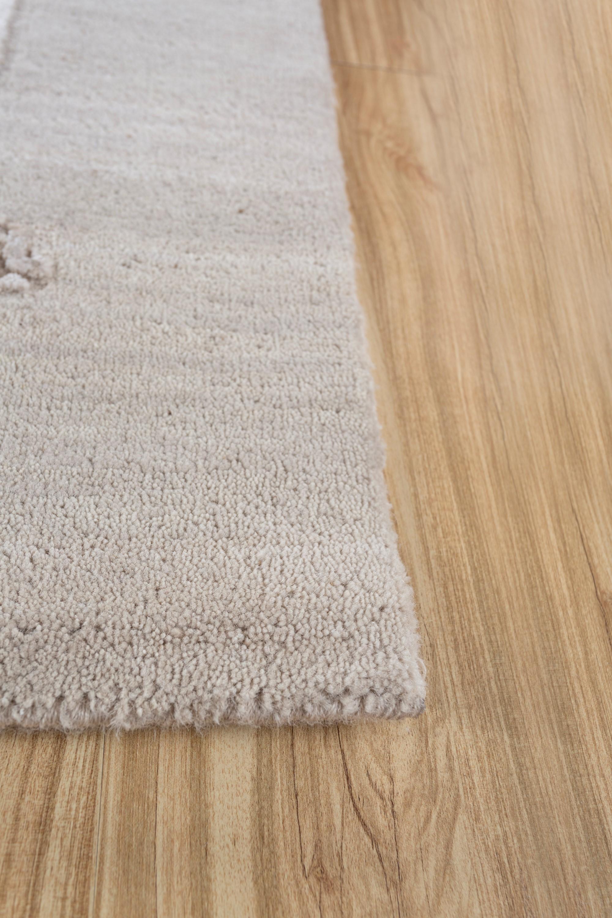 Modern Oriana's Whisper Antique White & White Sand 170x240 cm Handknotted Rug For Sale