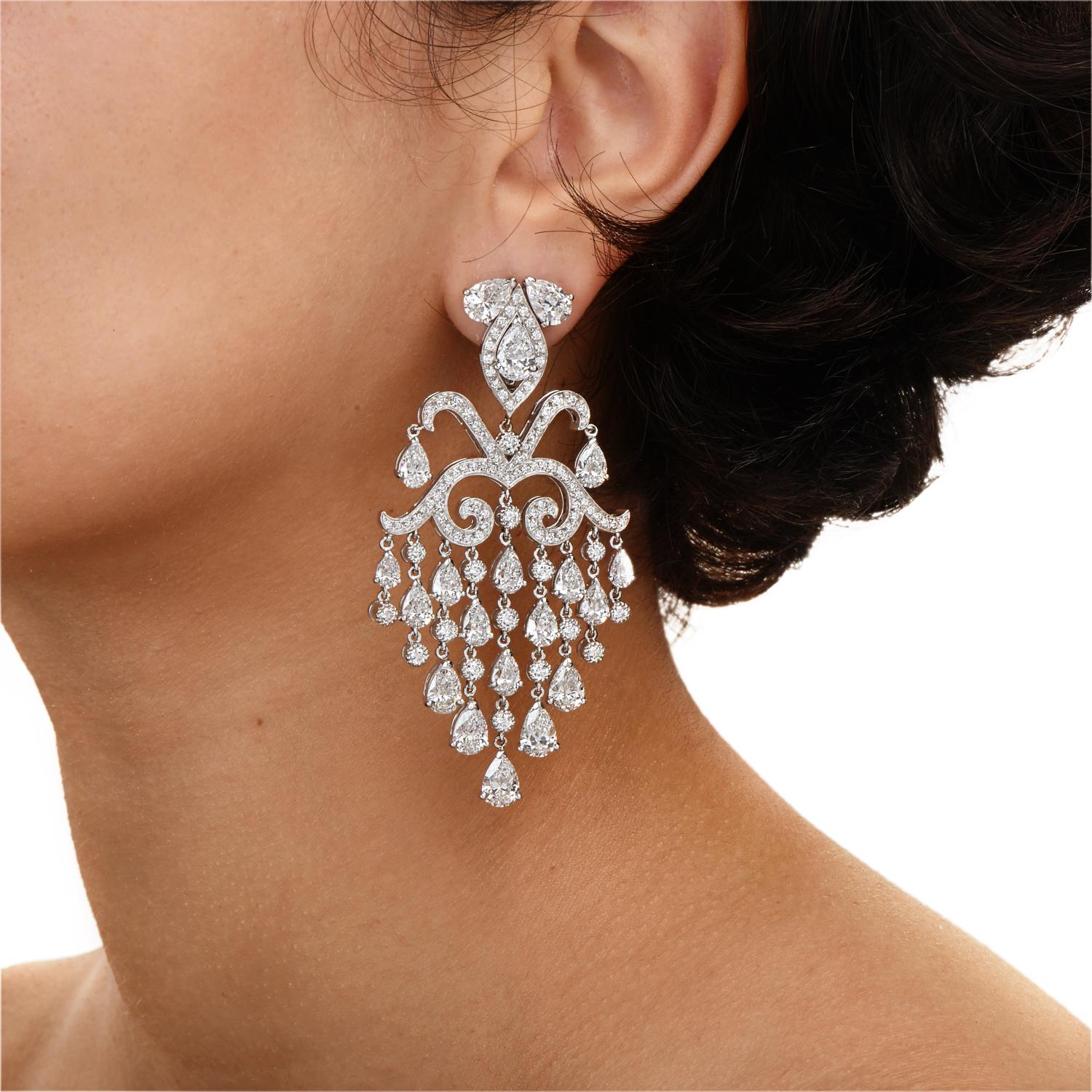 The Ultimate Royalty Look!

Stand out in the crowd with this impressive chandelier 18k white gold earrings, from the Jewelry Designer Orianne Collins.

Presenting a cascading of sparkly graduated Pea-shape natural Diamonds from approx. 1.35 carats