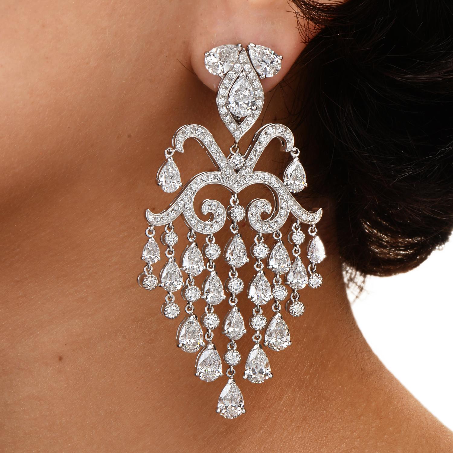 Orianne Collins, pendants d'oreilles chandelier en or blanc 18 carats avec diamants en forme de poire de 42,0 carats Excellent état - En vente à Miami, FL