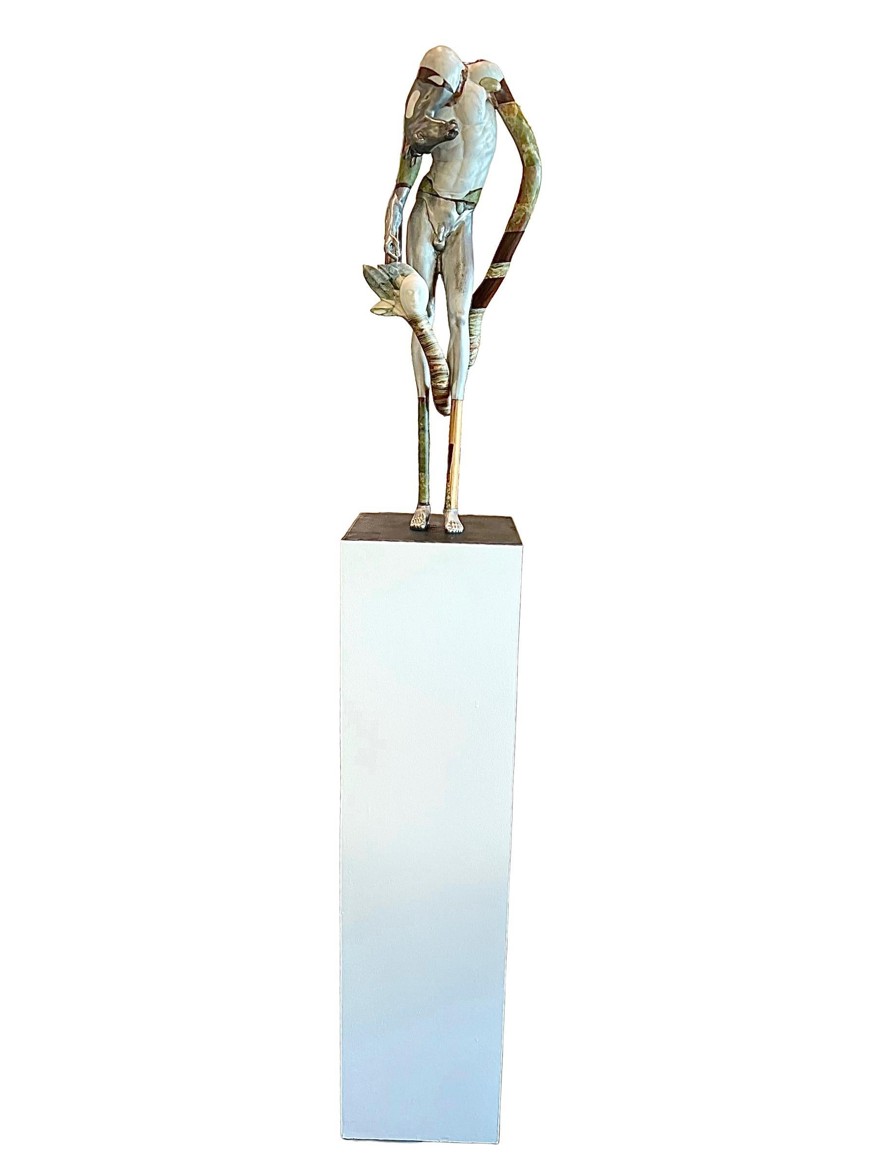 Metamorfosi Dei Sensi (Métamorphose des sens) est une sculpture en marbre de Carrare, bois, onyx et aluminium de l'artiste Oriano Galloni (Carrera, Italie). Ses pièces témoignent d'une maîtrise technique et d'un désir inlassable d'expérimentation,
