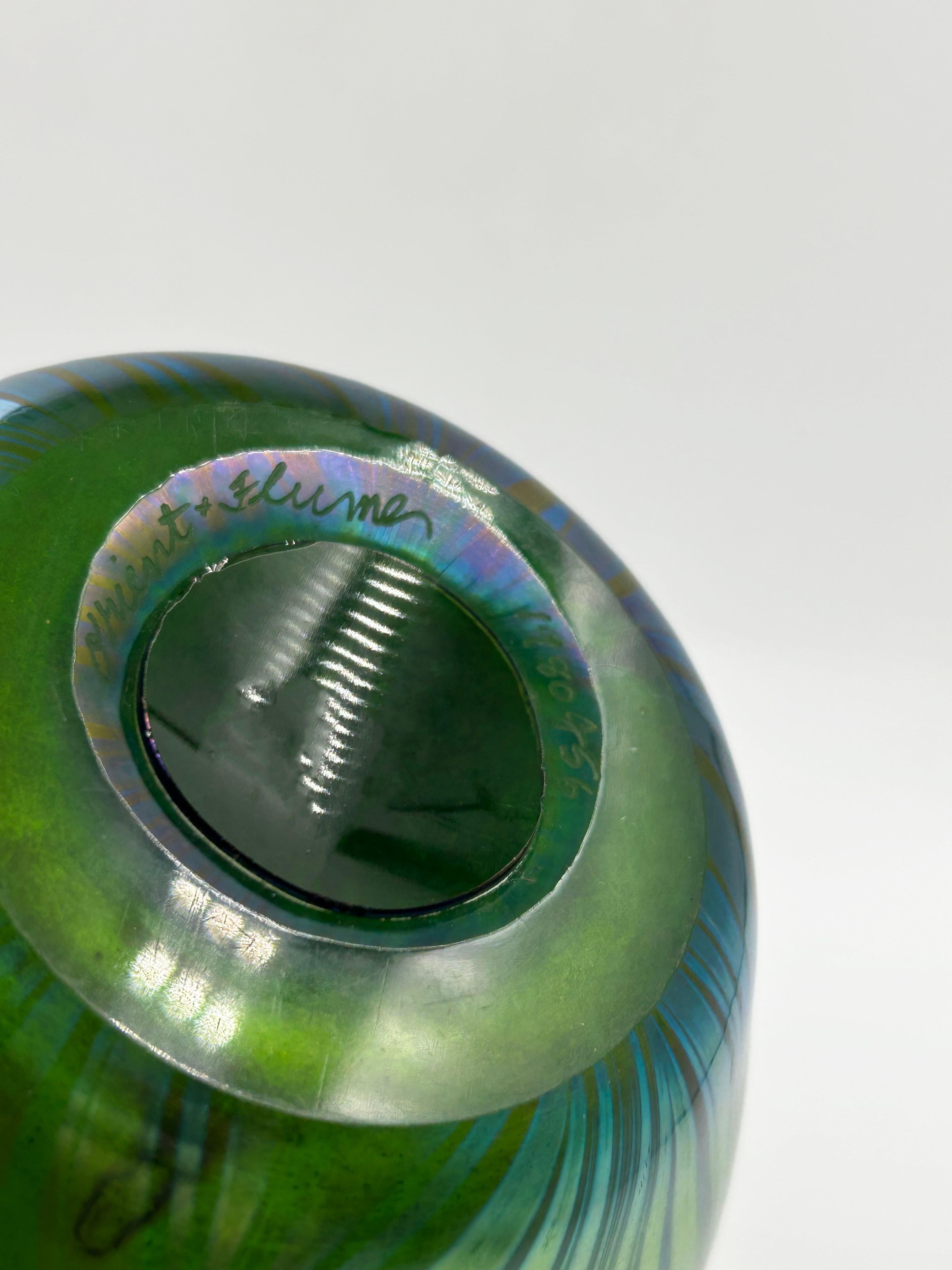 Vaso di vetro artistico Orient & Flume

Vaso in vetro artistico soffiato a mano di Orient & Flume, caratterizzato da un bellissimo disegno a spirale stratificata nei toni del verde e del blu con una morbida finitura iridescente. Il pezzo mette in