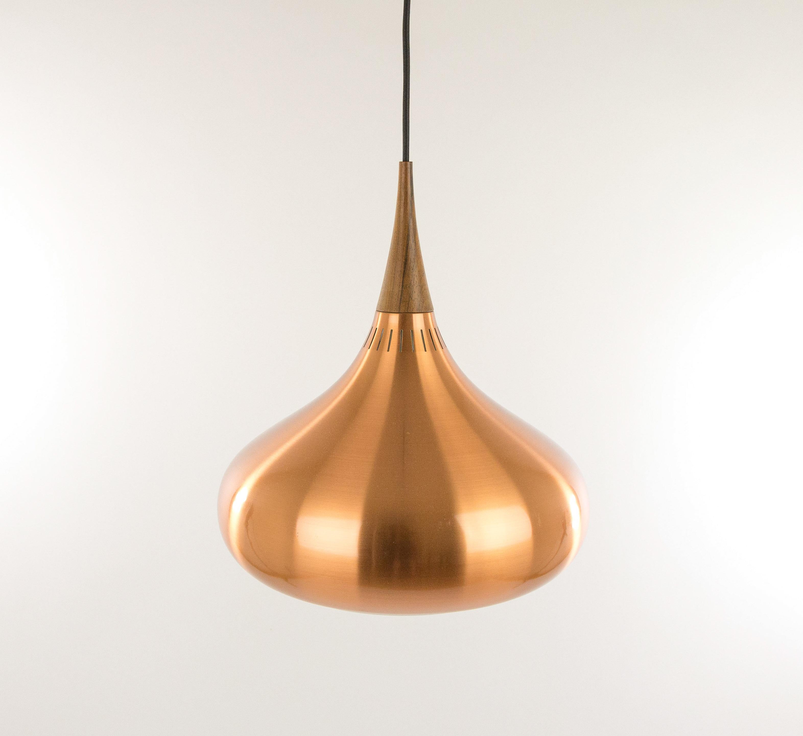 The Orient Major pendant was designed by Jo Hammerborg in the 1960s. In the Orient series Fog & Mørup produced pendants in two different sizes and, over the course of time, also two table lamps in different sizes. All of them were available in