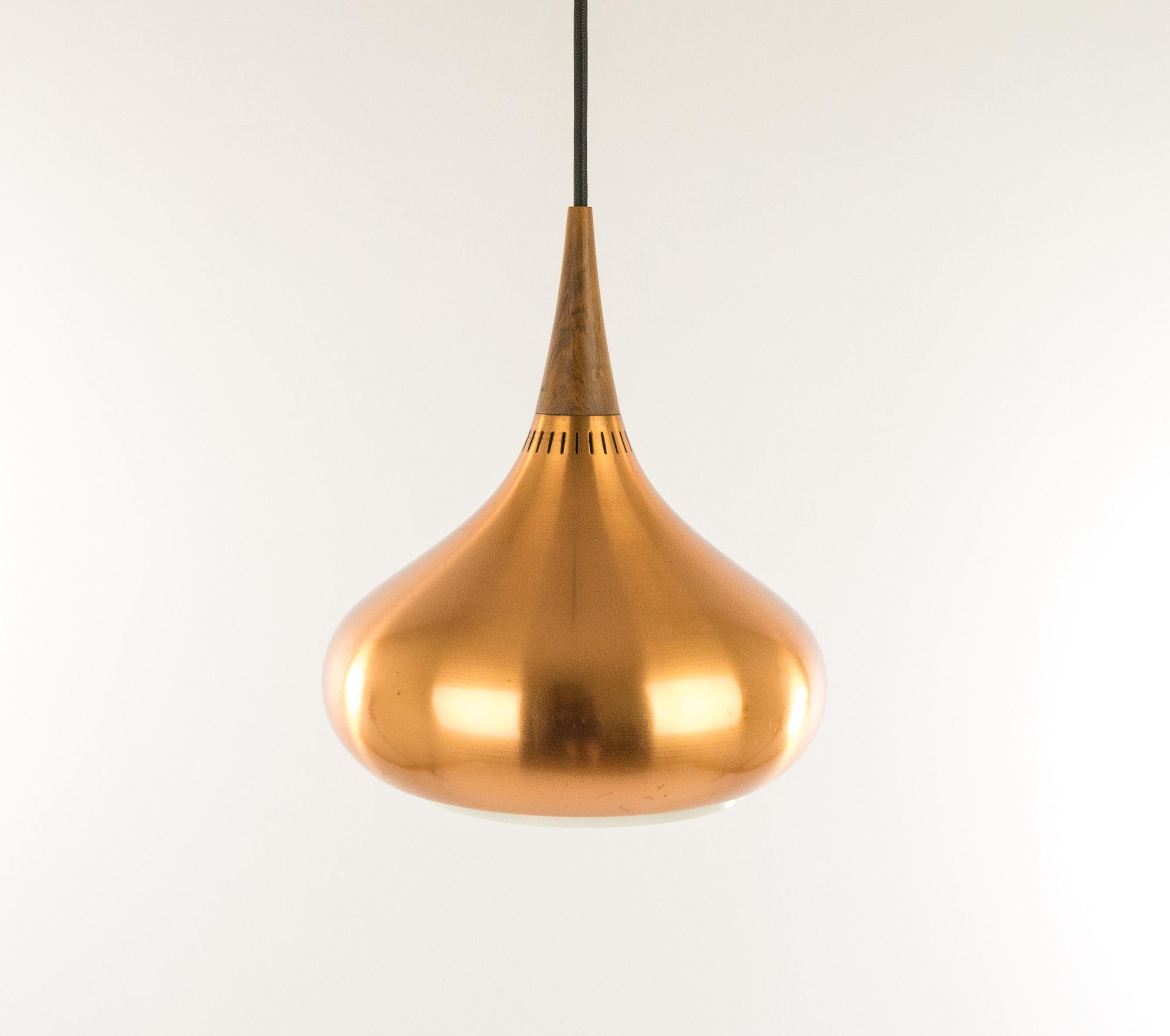 The orient minor pendant was designed by Jo Hammerborg in the 1960s. In the Orient series Fog & Mørup produced pendants in two different sizes and, over the course of time, also two table lamps in different sizes. All of them were available in