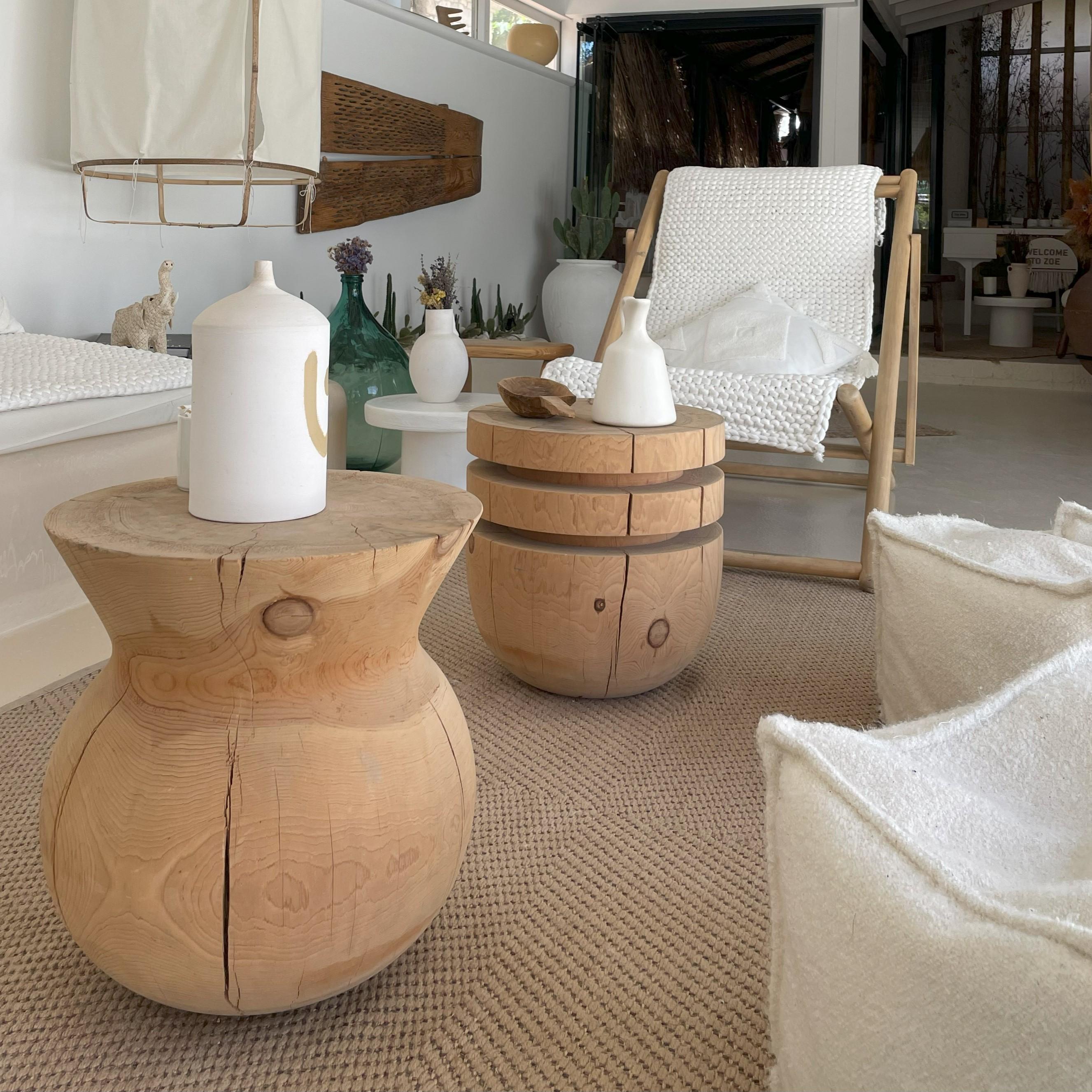 -Avec son corps en cèdre, il peut être utilisé comme chevet, table d'appoint, table basse ou tabouret dans votre chambre et vos espaces.
-Il est fabriqué à la main en bois de cèdre selon la méthode du tournage. On voit mieux la texture du bois de