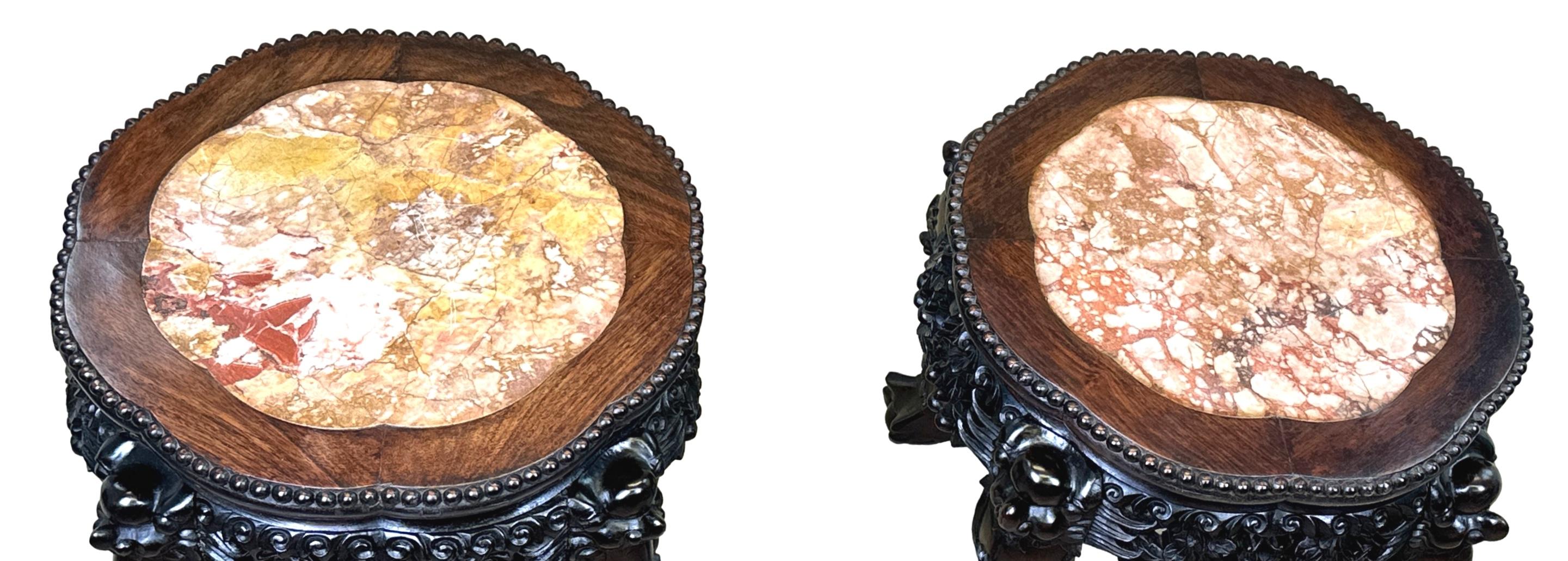 Ein attraktives Paar Couchtische aus orientalischem Hartholz aus dem späten 19. Jahrhundert, mit Marmoreinsätzen auf elegant geformten Tischplatten und reich geschnitzten Friesen auf kühnen Cabriole-Beinen mit Krallen- und Kugelfüßen.


Es ist