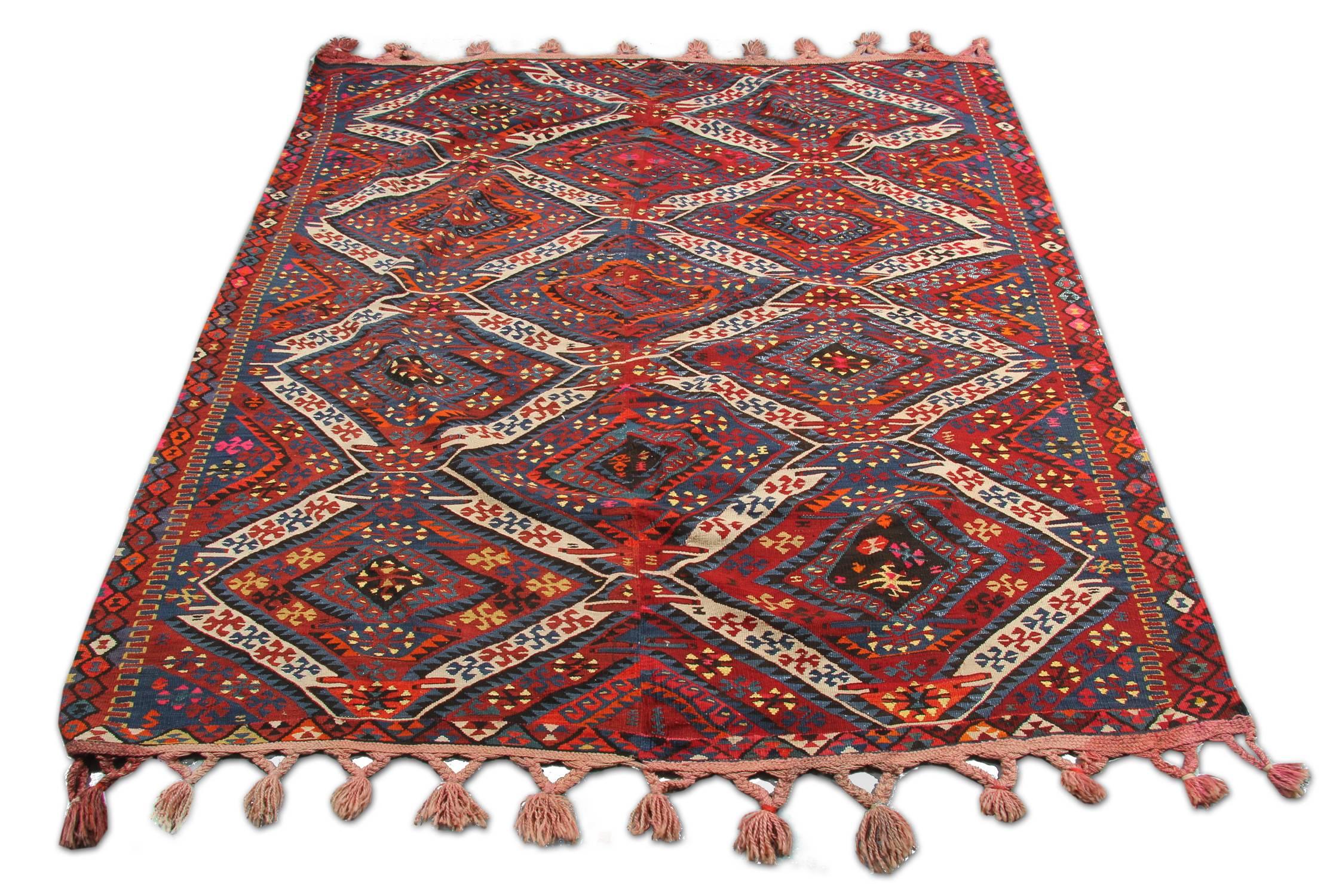 Très beau tapis kilim turc ancien tissé à la main, il a une très belle combinaison de couleurs et a de la laine filée en métal dessus, ce tapis kilim vient d'Anatolie au 19ème siècle et il s'accorde très bien avec la décoration traditionnelle. Ce