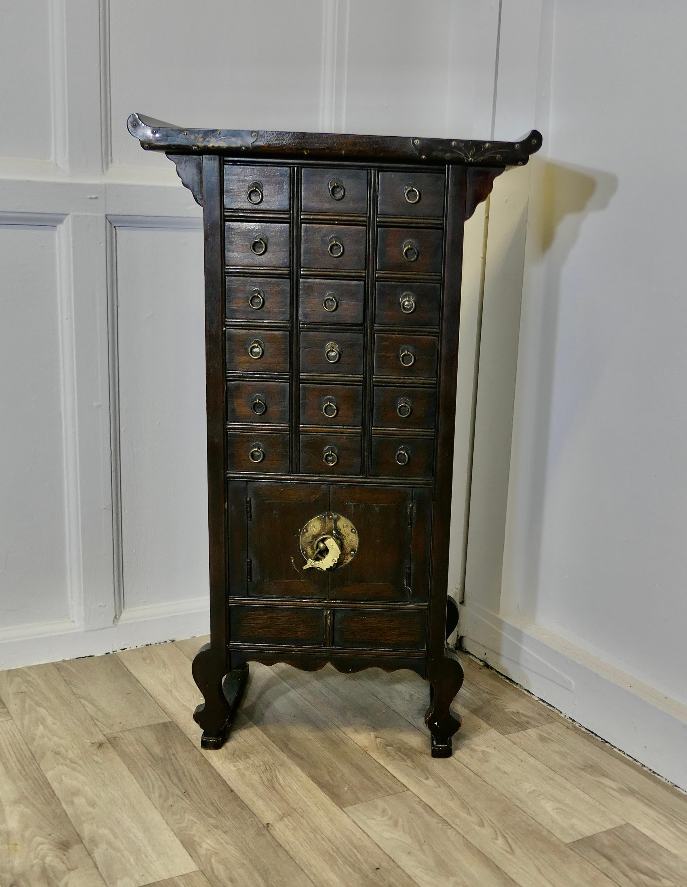 Orientalische Apotheker Viele Schublade Side Cabinet

Diese charmante Stück ist in Ulme gemacht, die Brust hat 18 lange Schublade und hat große Messing dekorative Schloss auf den Schrank an der Unterseite mit einer anderen Schublade darunter, es