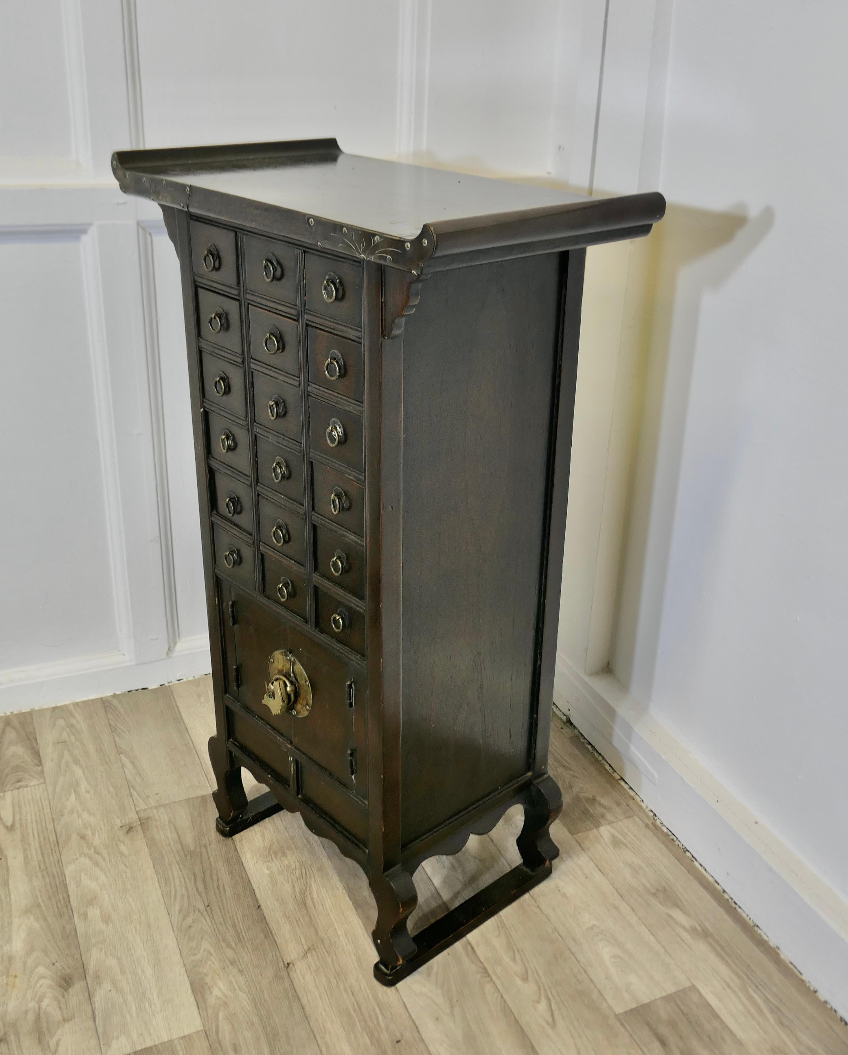 Orientalische Apotheker Viele Schublade Side Cabinet im Zustand „Gut“ in Godshill, Isle of Wight