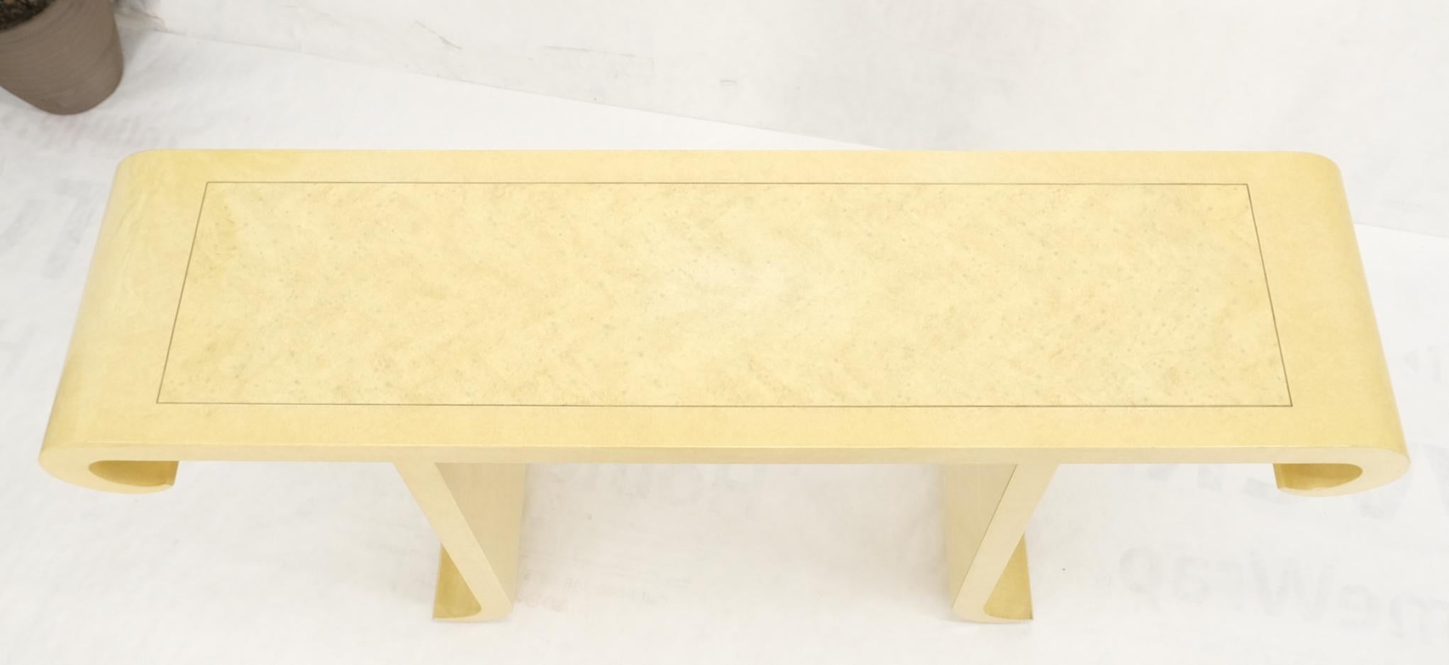 Table de canapé console asiatique moderne en laque blanche faussement finie avec volutes en vente 4
