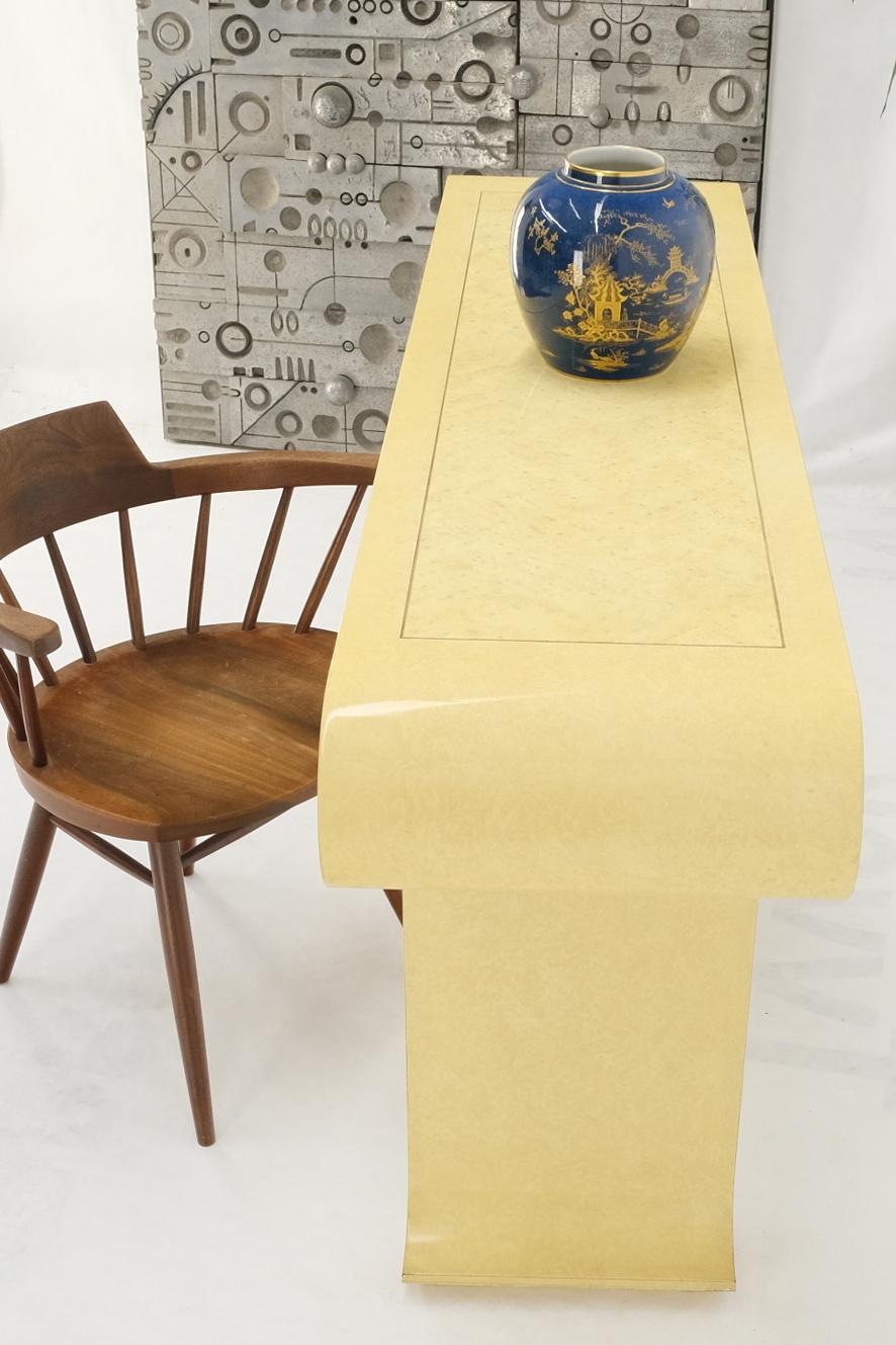 Table de canapé console asiatique moderne en laque blanche faussement finie avec volutes en vente 5