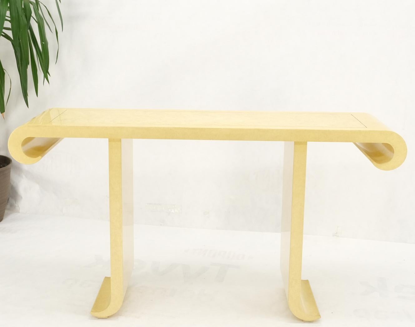 Effet bois Table de canapé console asiatique moderne en laque blanche faussement finie avec volutes en vente