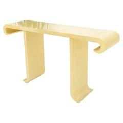 Table de canapé console asiatique moderne en laque blanche faussement finie avec volutes