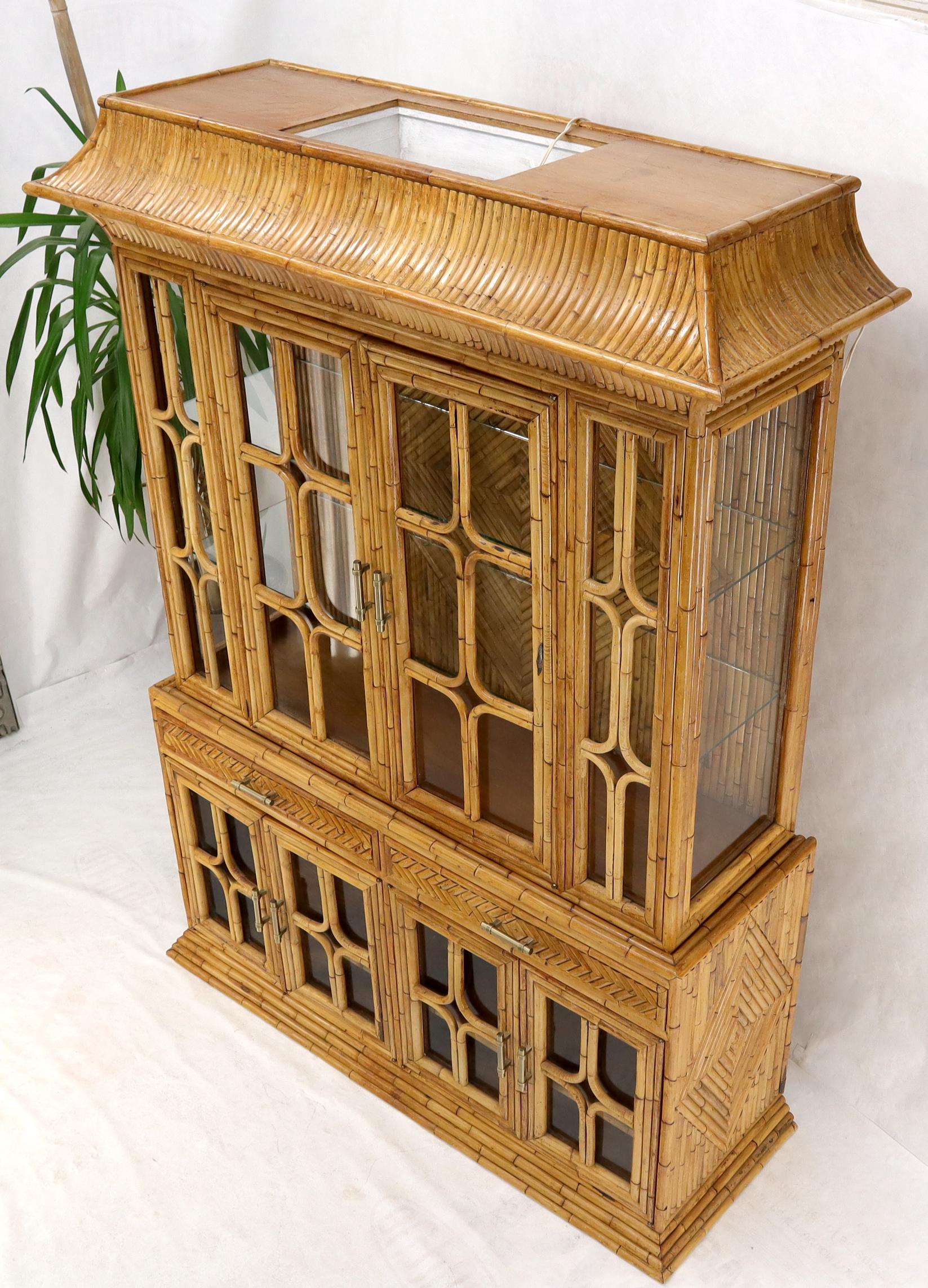 Orientalisches Curio- Sideboard aus Bambus und Rattan im asiatischen Oriental-Stil (Moderne der Mitte des Jahrhunderts) im Angebot