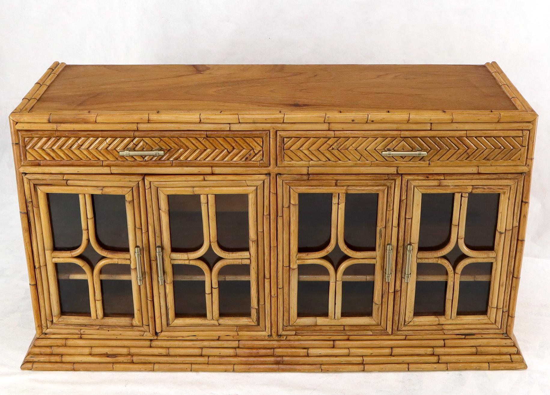 Orientalisches Curio- Sideboard aus Bambus und Rattan im asiatischen Oriental-Stil (Unbekannt) im Angebot