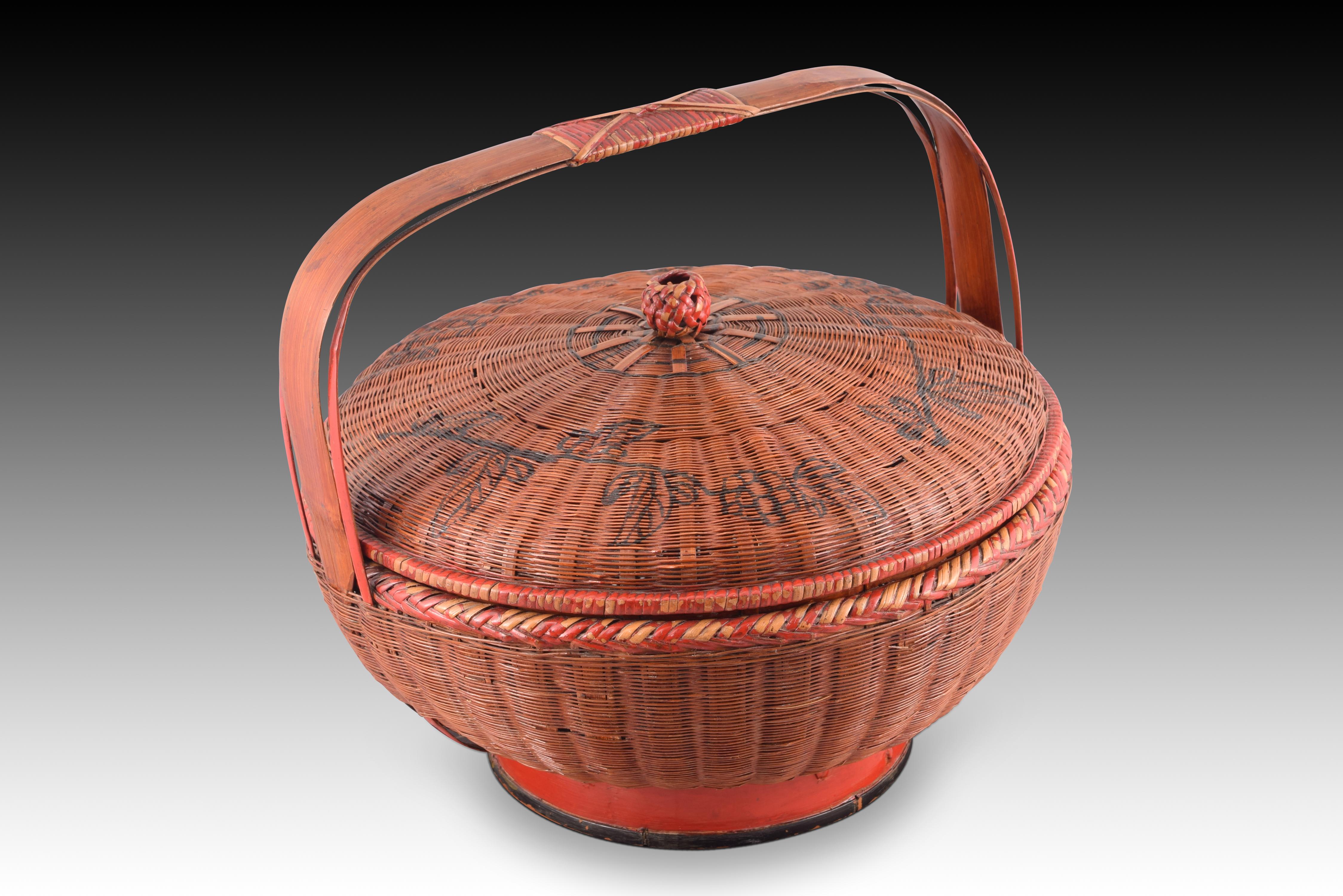 Oriental basket. 19th-20th centuries. 
Circular basket with handle decorated with elements of Chinese influence, a style that can also be related to the materials and shape of the piece. These types of objects were highly appreciated in Europe since
