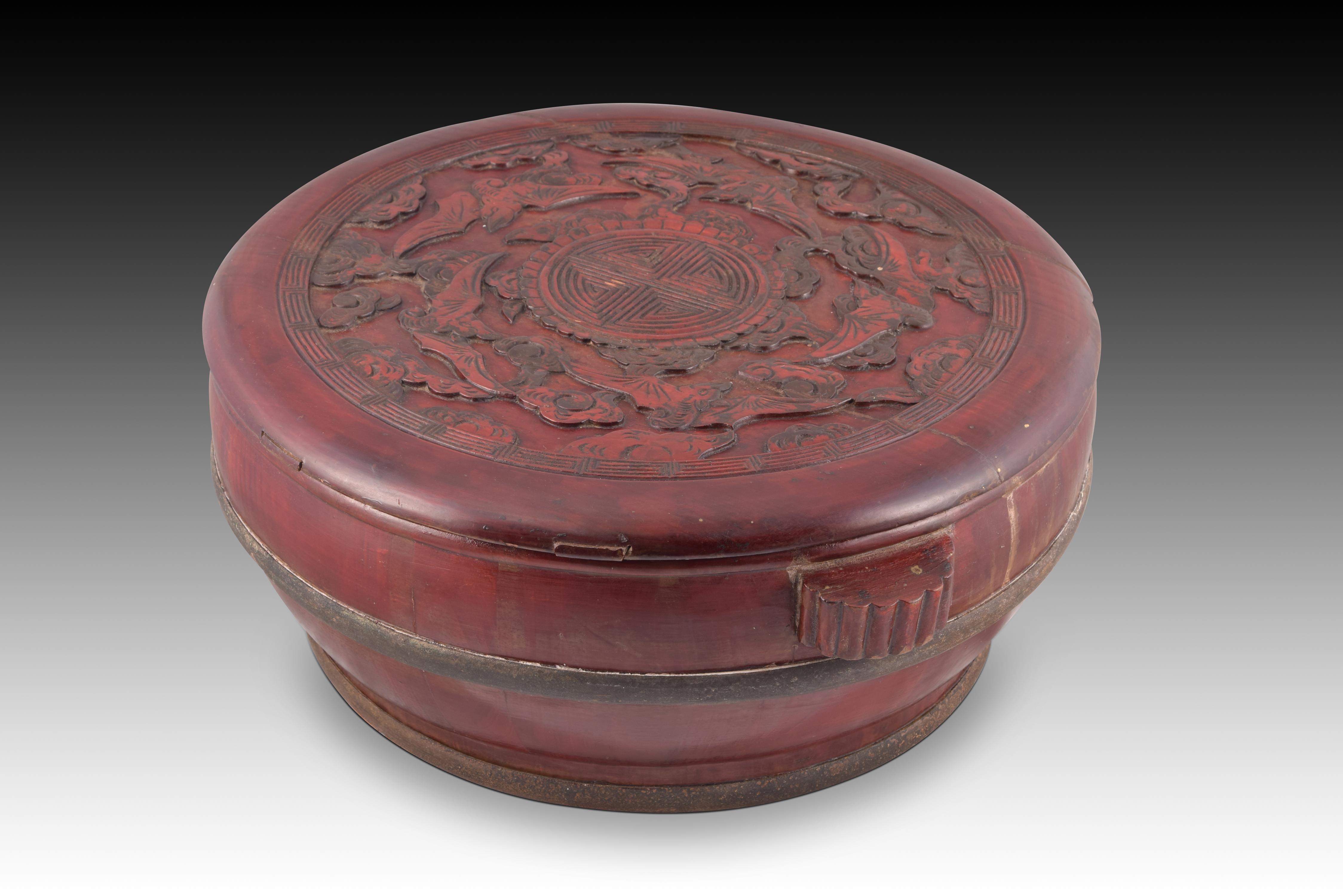 Other Oriental basket or box. Carved and lacquered wood, etc. Around 1950, p China. For Sale
