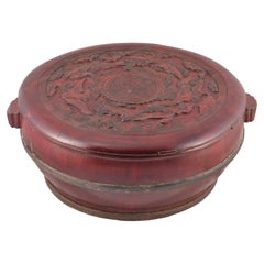 Cesta o caja oriental. Madera tallada y lacada, etc. Hacia 1950, p China.