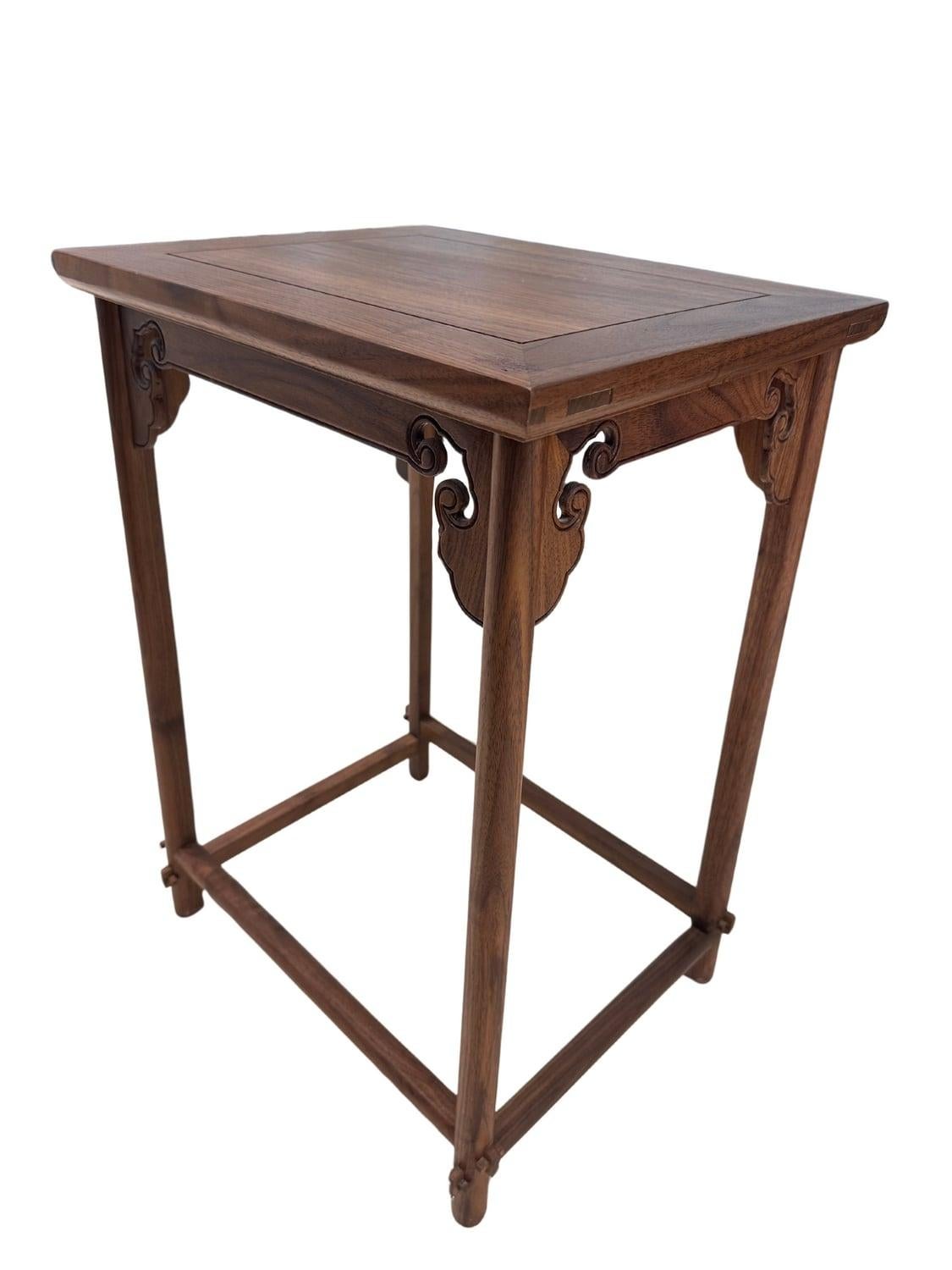 Fabricado con madera de nogal negro de primera calidad. Con una tapa rectangular y un acabado pulido y liso, resalta el rico veteado natural de la madera. Semejantes a los muebles de la dinastía Qing, cada pata está adornada con intrincados detalles