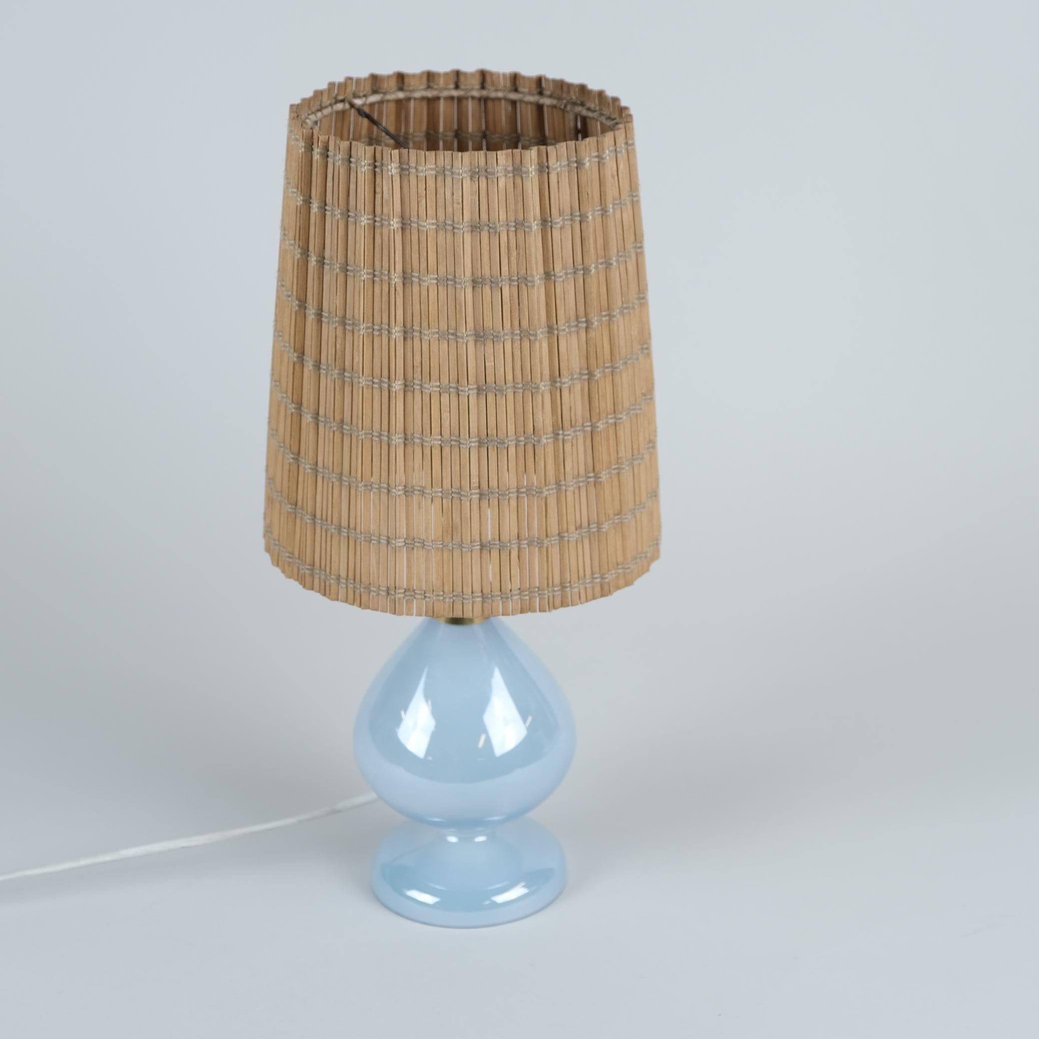 Lámpara de mesa oriental de cristal azul y ratán K11-18, Maria Lindeman, Idman Años 50 Escandinavo moderno en venta