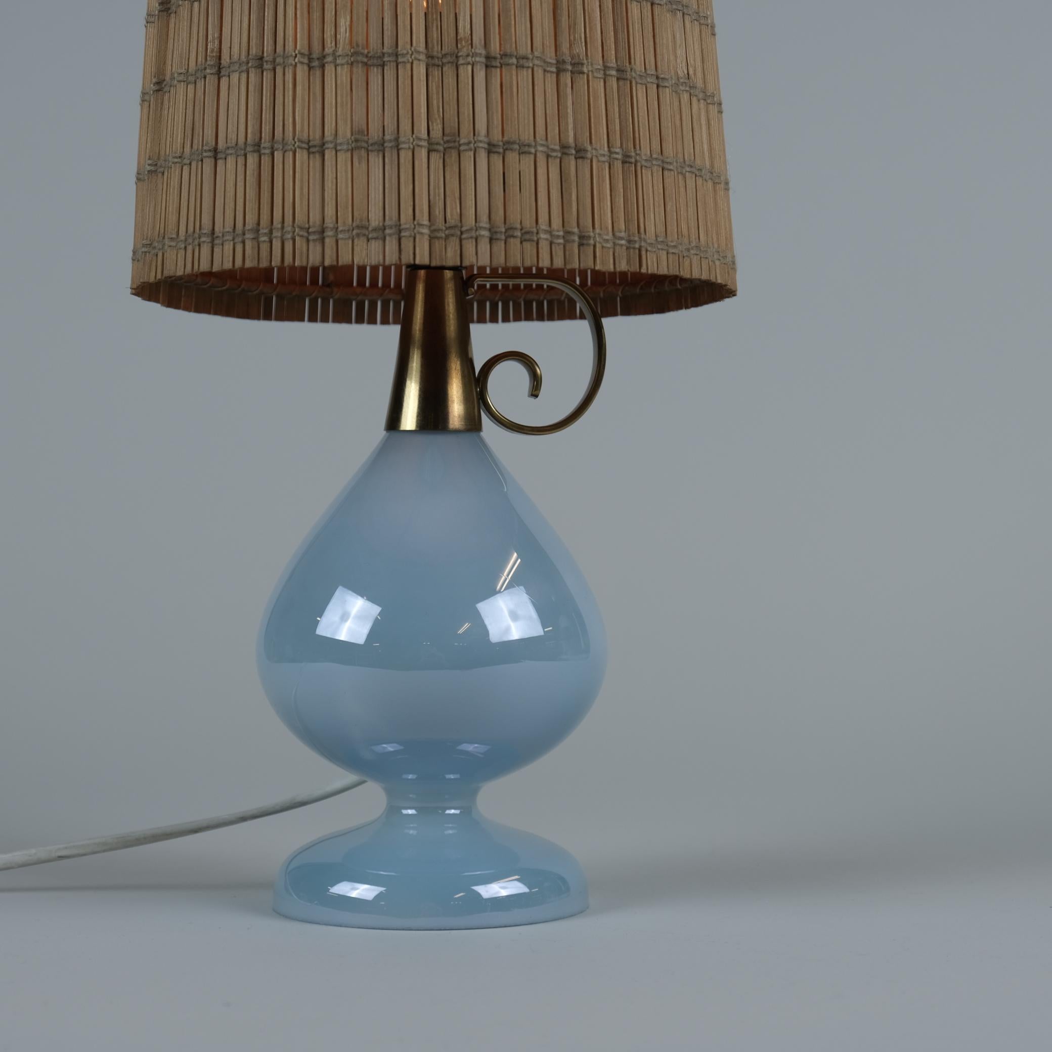 Lámpara de mesa oriental de cristal azul y ratán K11-18, Maria Lindeman, Idman Años 50 en Bueno estado para la venta en Helsinki, FI