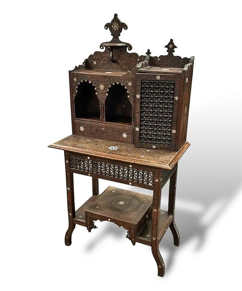 XIXe siècle Bonheur du jour en bois sculpté, incrustations d'os et feuilles de moucharabiehs en vente