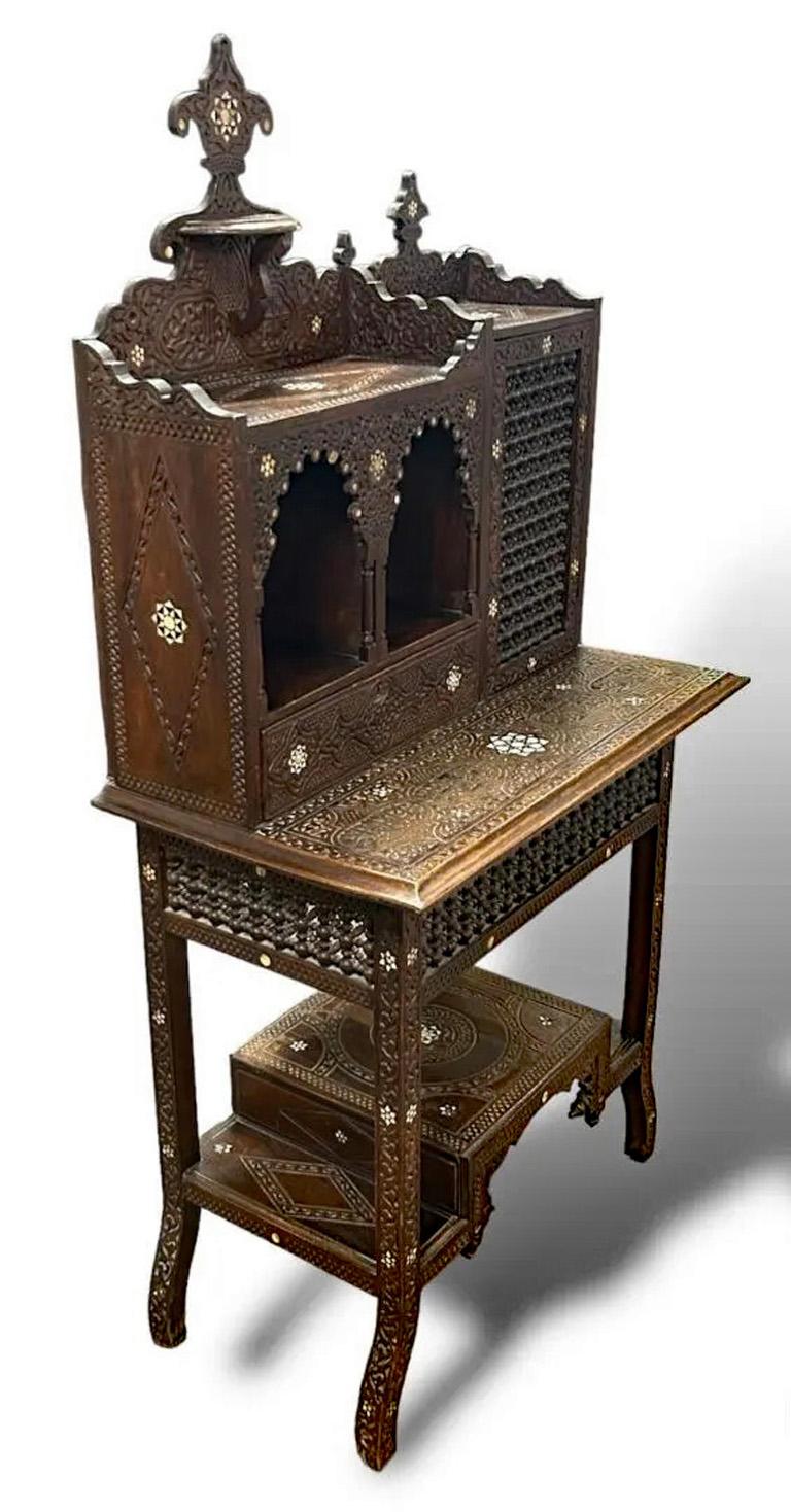 Bonheur du jour en bois sculpté, incrustations d'os et feuilles de moucharabiehs en vente 1