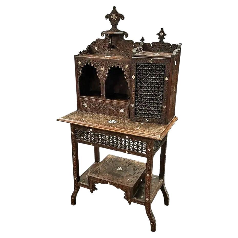 Bonheur du jour en bois sculpté, incrustations d'os et feuilles de moucharabiehs en vente