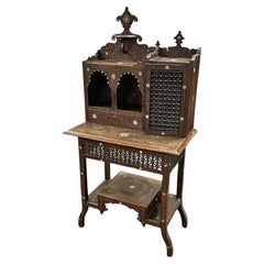 Bonheur du jour en bois sculpté, incrustations d'os et feuilles de moucharabiehs