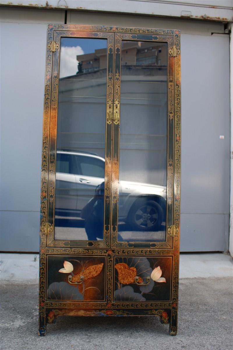 Oriental bookcase Vetrine with lotus flower and birds in lacquer, 1970, Asia.
Inside there are three glass shelves.