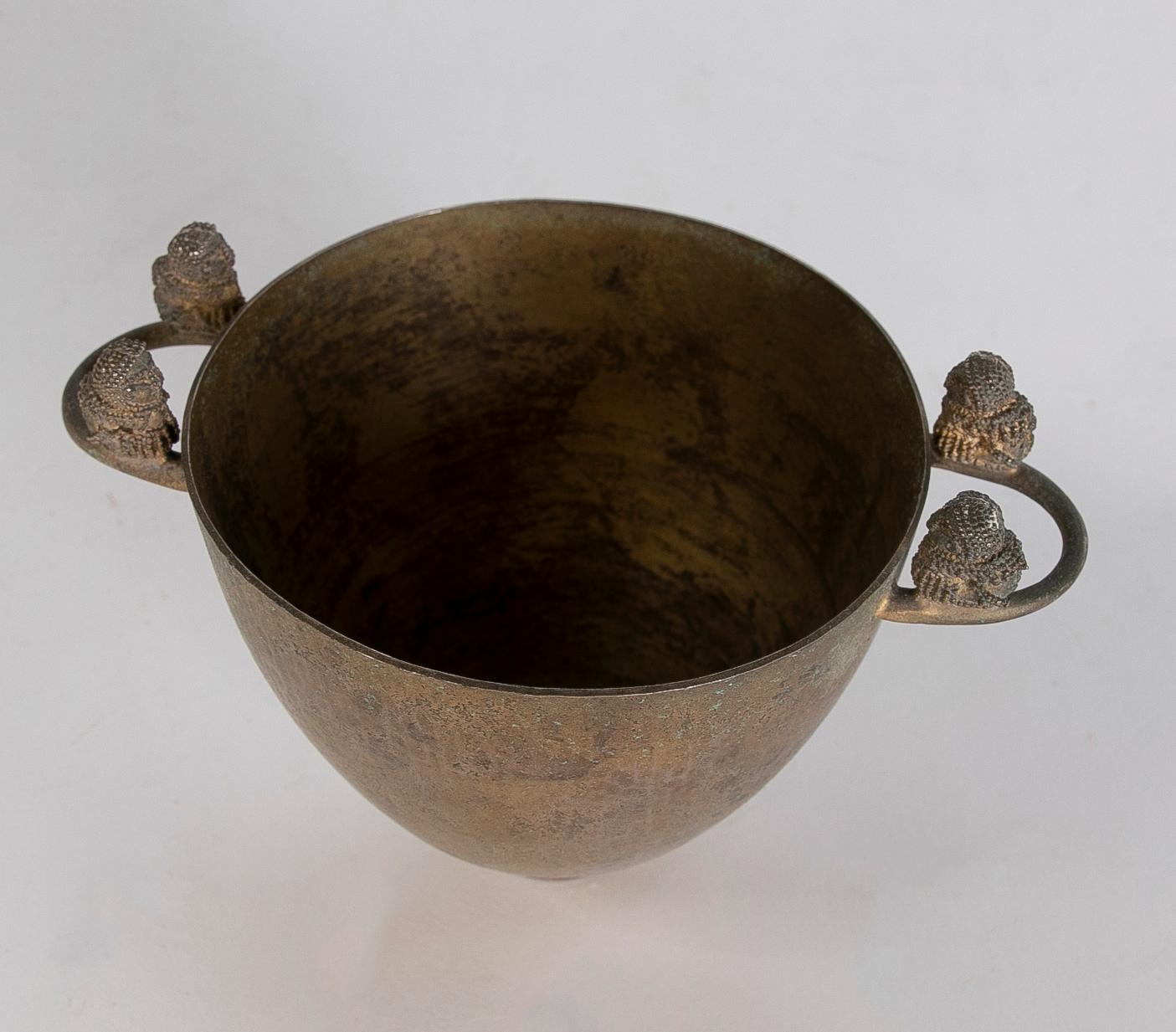 Oriental Bronze Vessel with Handles on the Sides In Good Condition In Marbella, ES