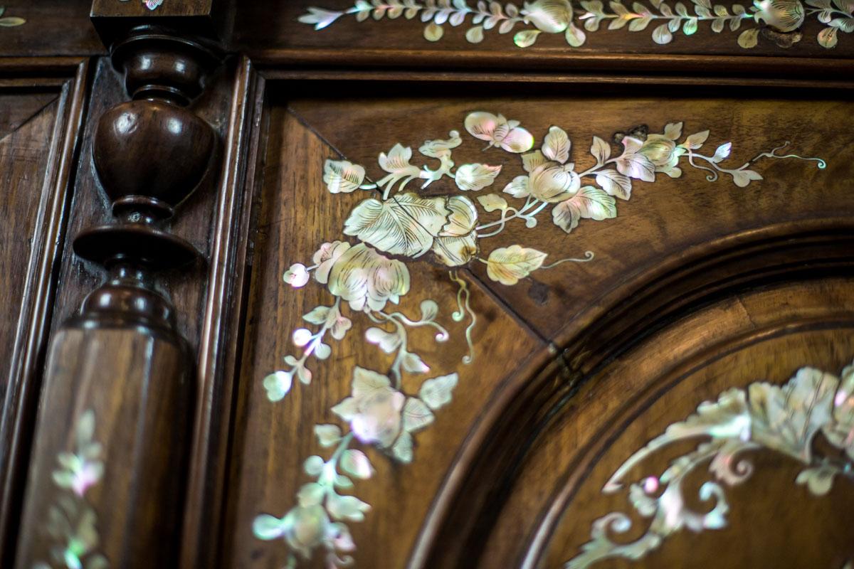 Oriental Cabinet with Mother-of- Pearl, Turn of the 19th and 20th Century For Sale 5