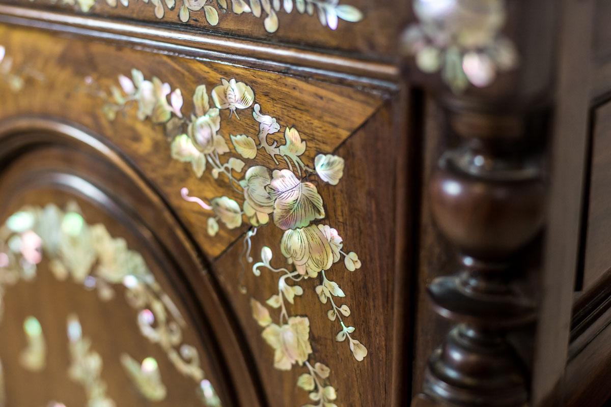 Oriental Cabinet with Mother-of- Pearl, Turn of the 19th and 20th Century In Good Condition For Sale In Opole, PL