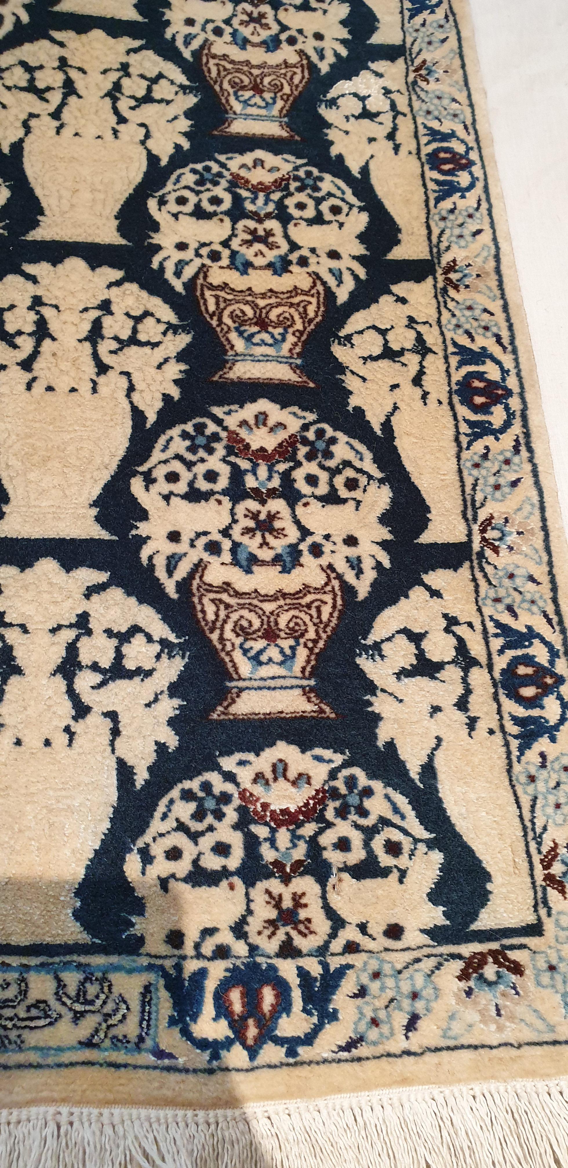 Hand knotted carpet in an Oriental factory.
High quality, beautiful graphics and remarkable finesse.
Density: About 15 000 knots per dm².
Perfect state of preservation.

Dimensions: 140 x 50 cm.