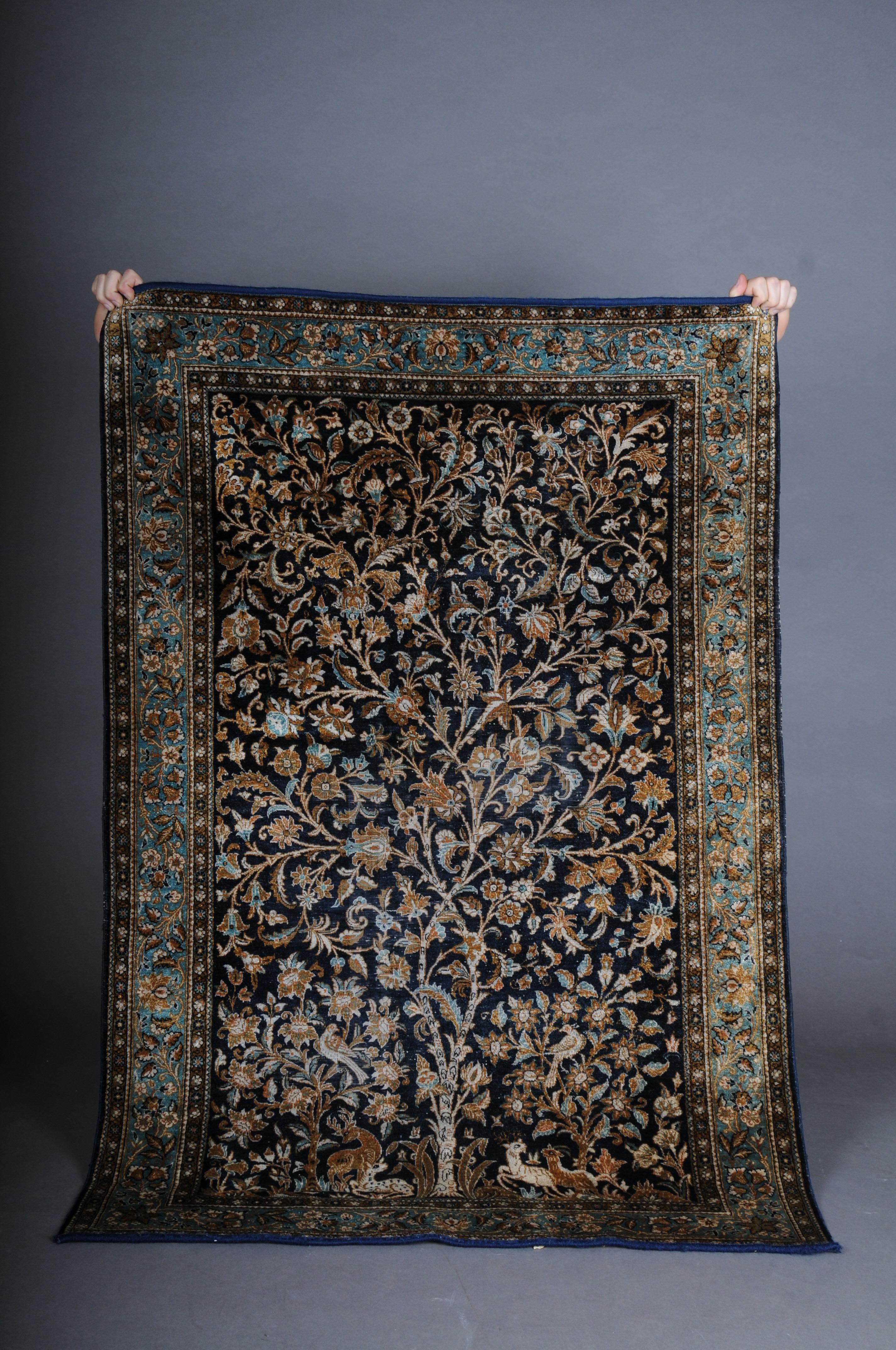 Oriental carpet/china bridge silk 20th century

Medallion-shaped pattern with rich decorative elements.
  Silk.

A dreamlike carpet that is more beautiful in nature than in the photos.