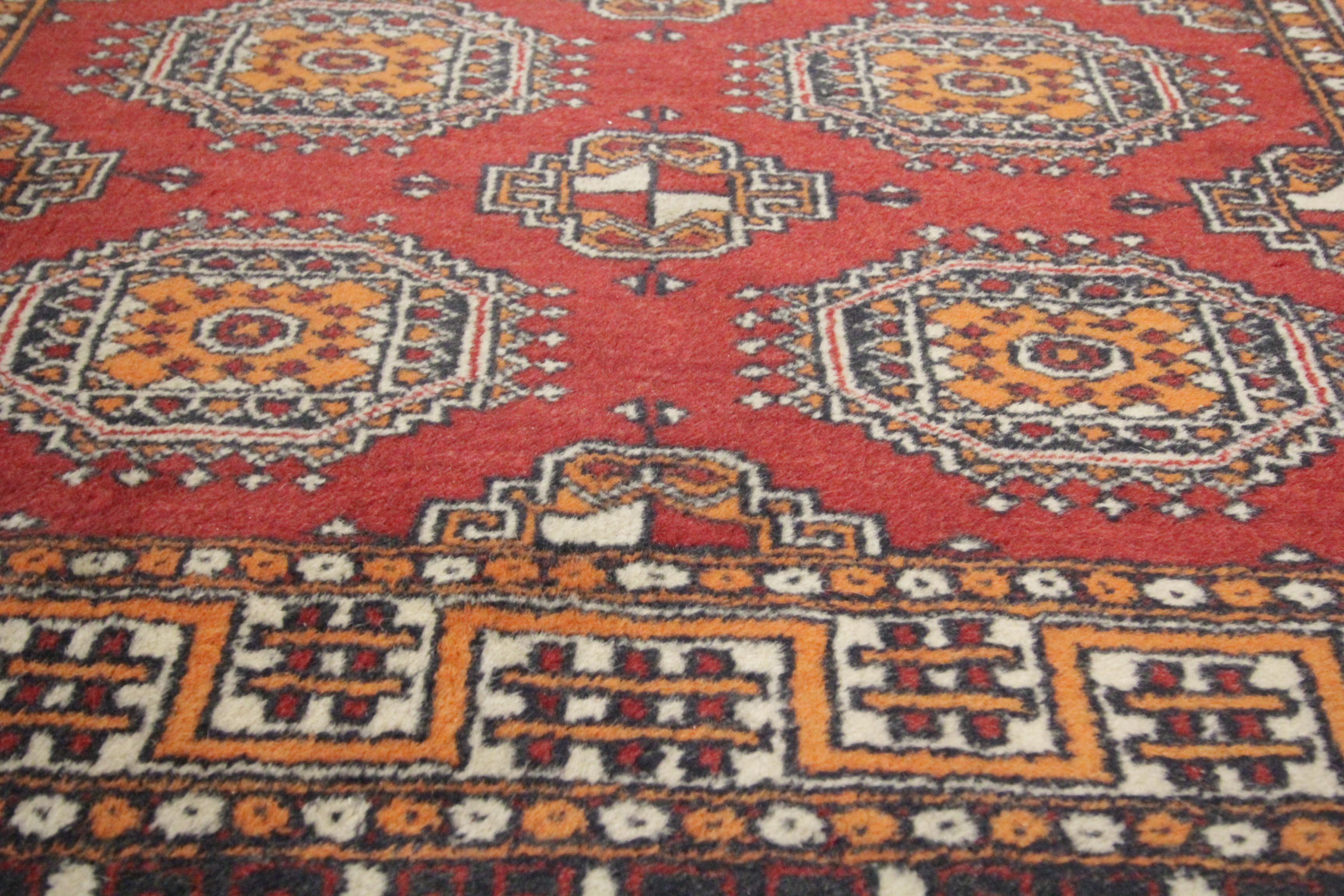 Oriental Carpet Living Room Rug Old Wool Handwoven Traditional Rug In Good Condition For Sale In Hampshire, GB