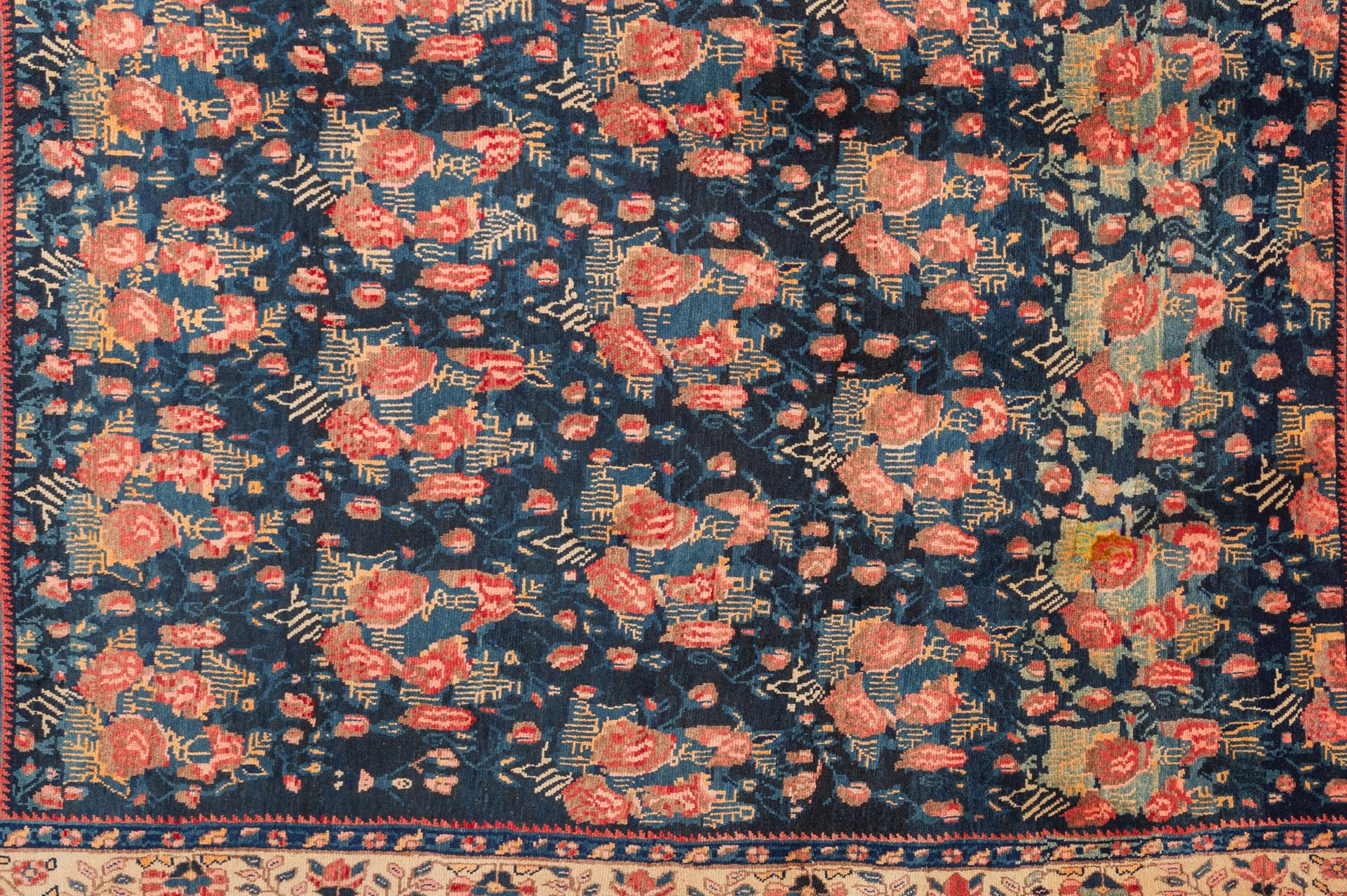 Oriental Carpet With Roses In Excellent Condition For Sale In Alessandria, Piemonte