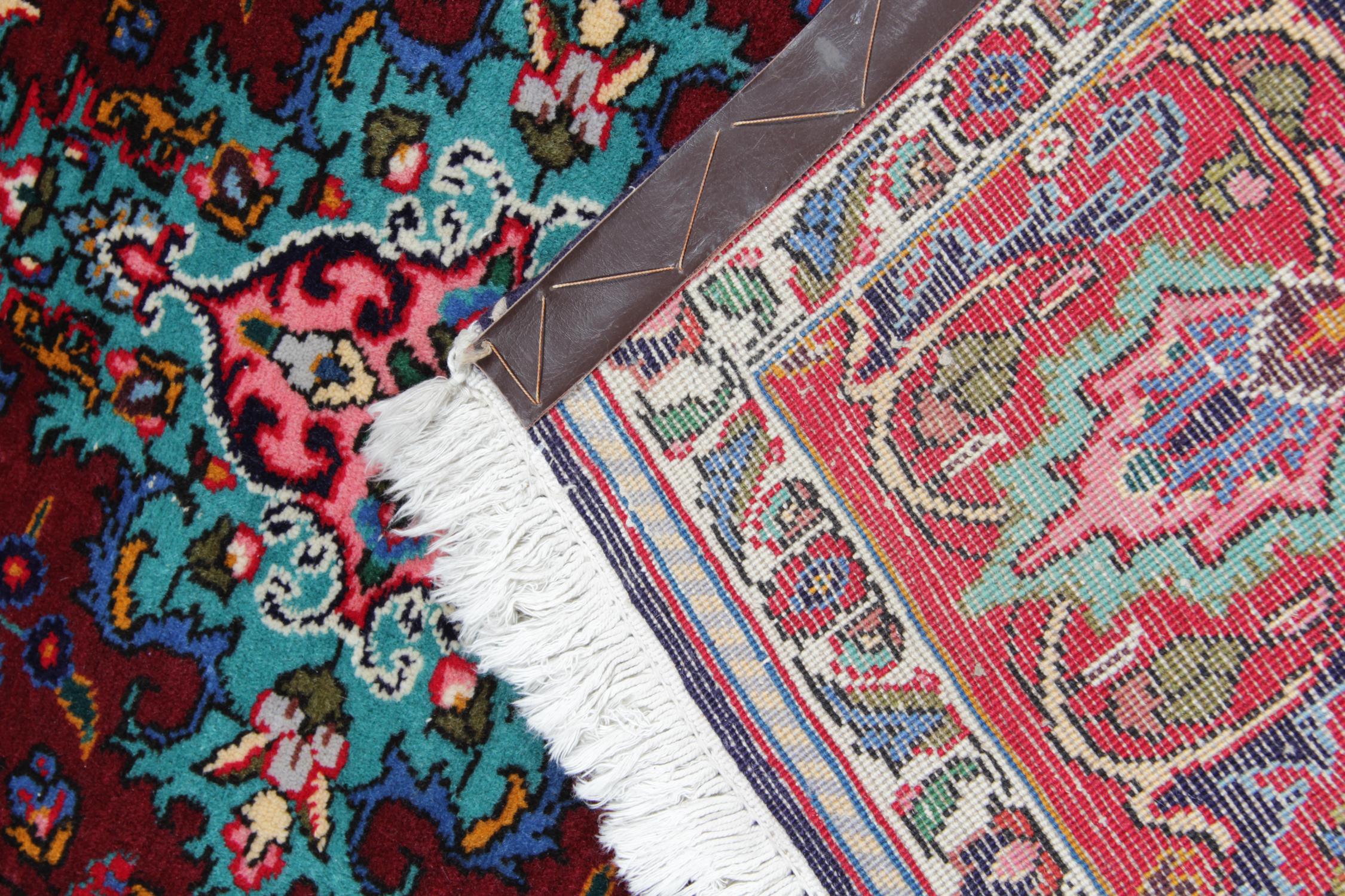Oriental Carpet Wool Rugs Red Large Vintage Livingroom Rugs for Sale In Excellent Condition For Sale In Hampshire, GB