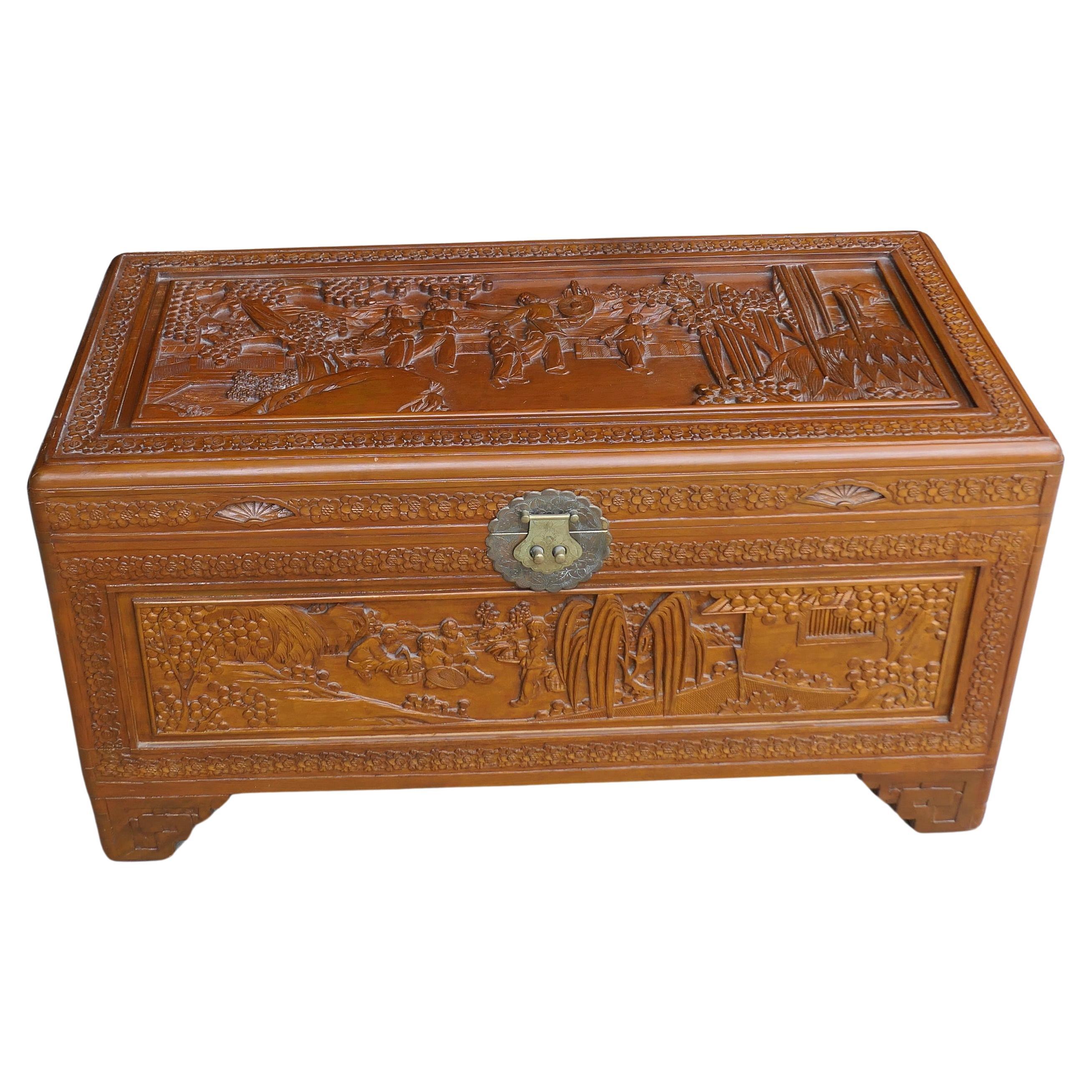 Coffre oriental sculpté en bois de camphor  Ce magnifique coffre sculpté
