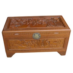 Coffre oriental sculpté en bois de camphor  Ce magnifique coffre sculpté