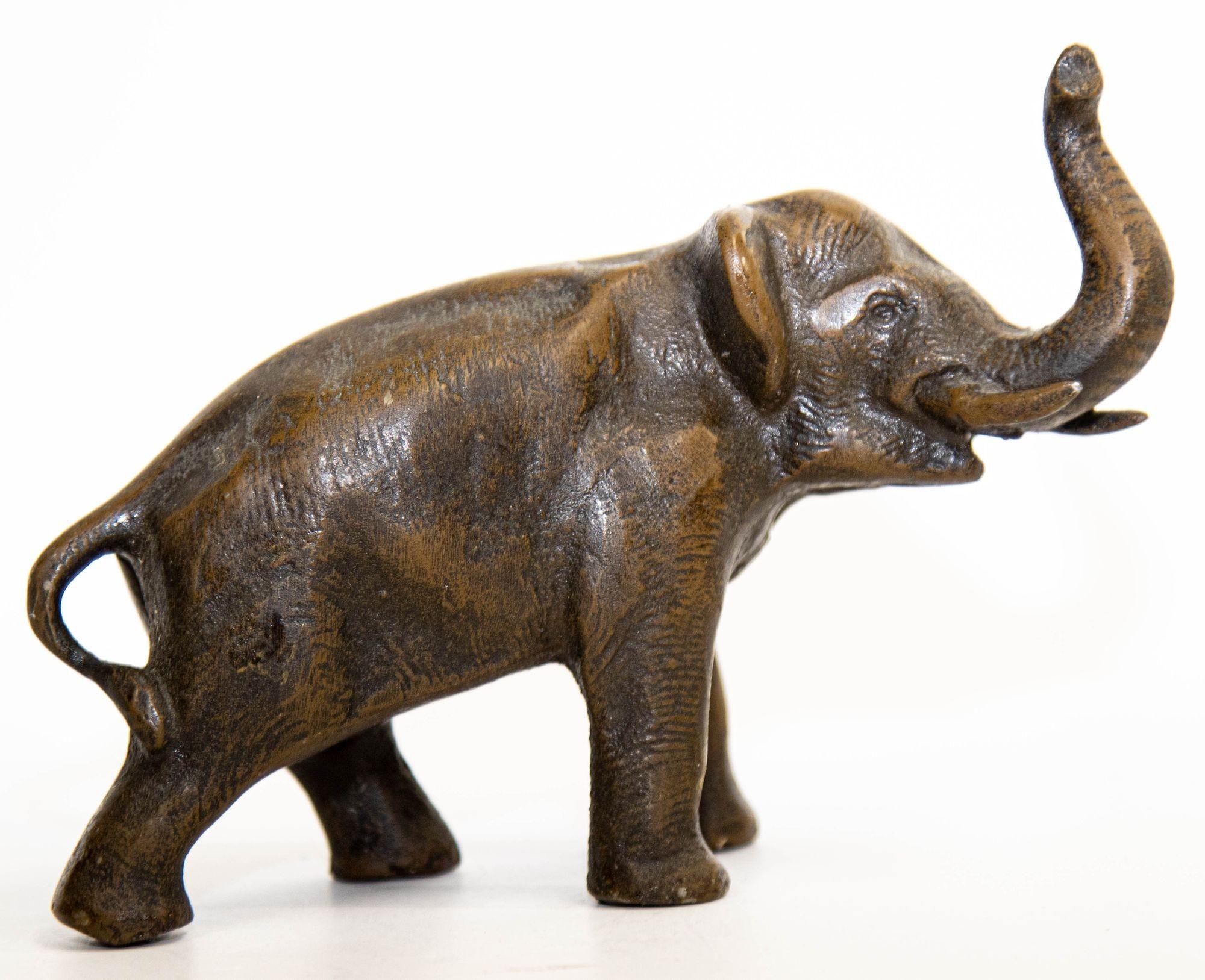 Meiji Sculpture orientale d'éléphant en bronze coulé avec tronc en vente