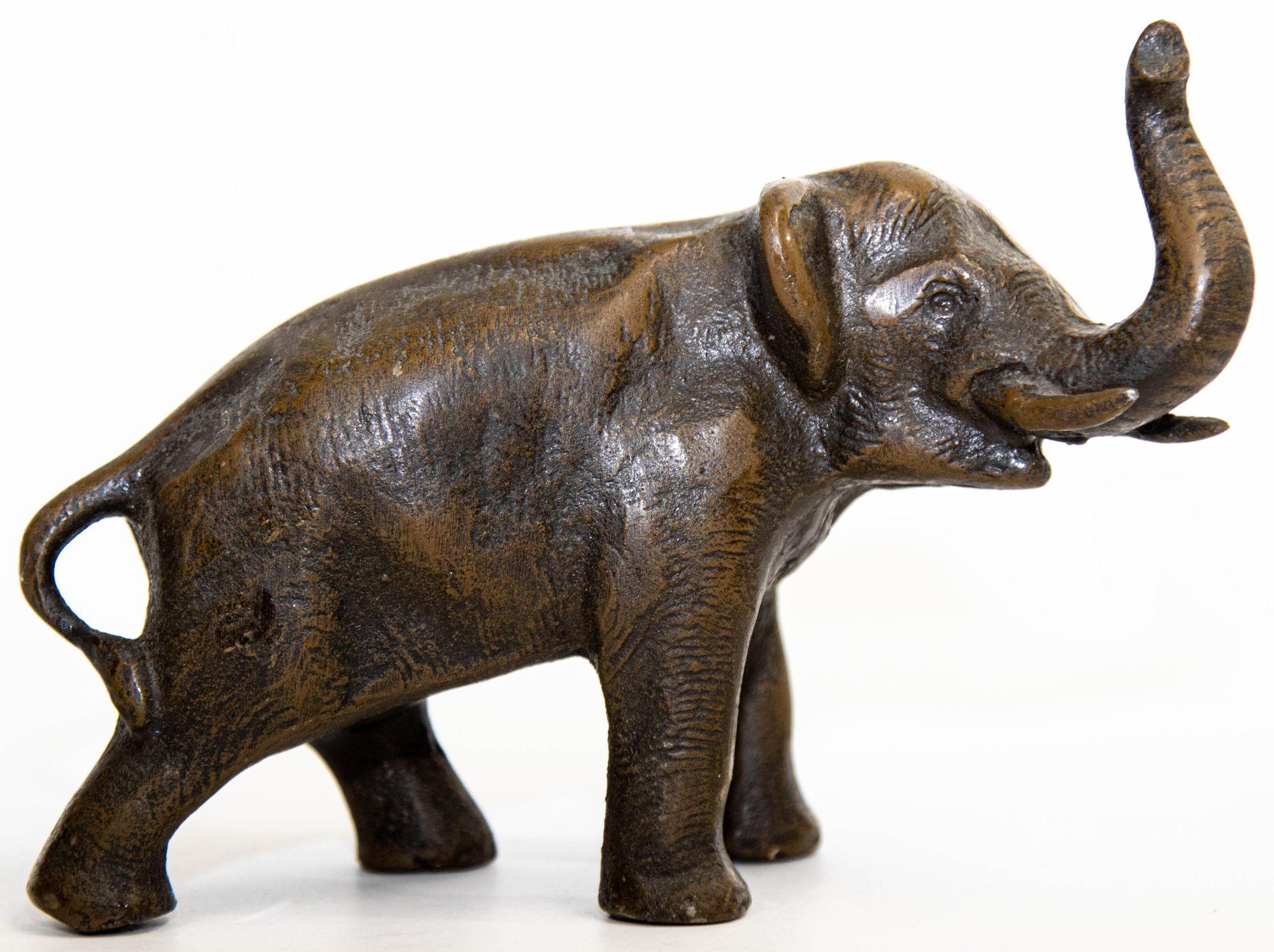 20ième siècle Sculpture orientale d'éléphant en bronze coulé avec tronc en vente