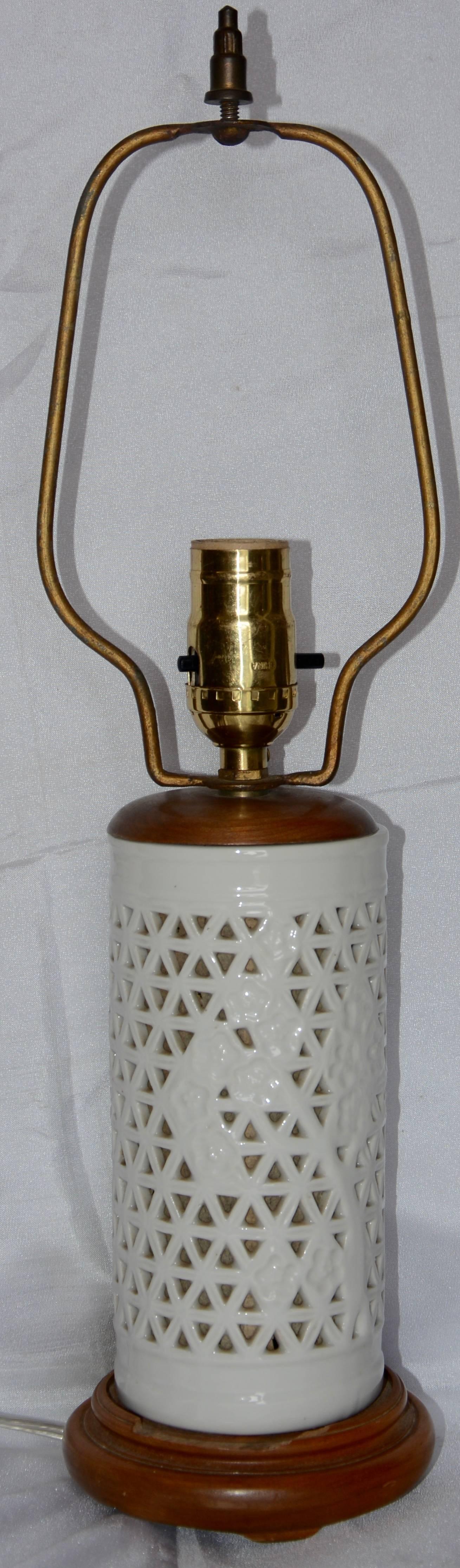 Oriental Ceramic Blanc-de-Chine Lamp Midcentury In Good Condition For Sale In Cookeville, TN