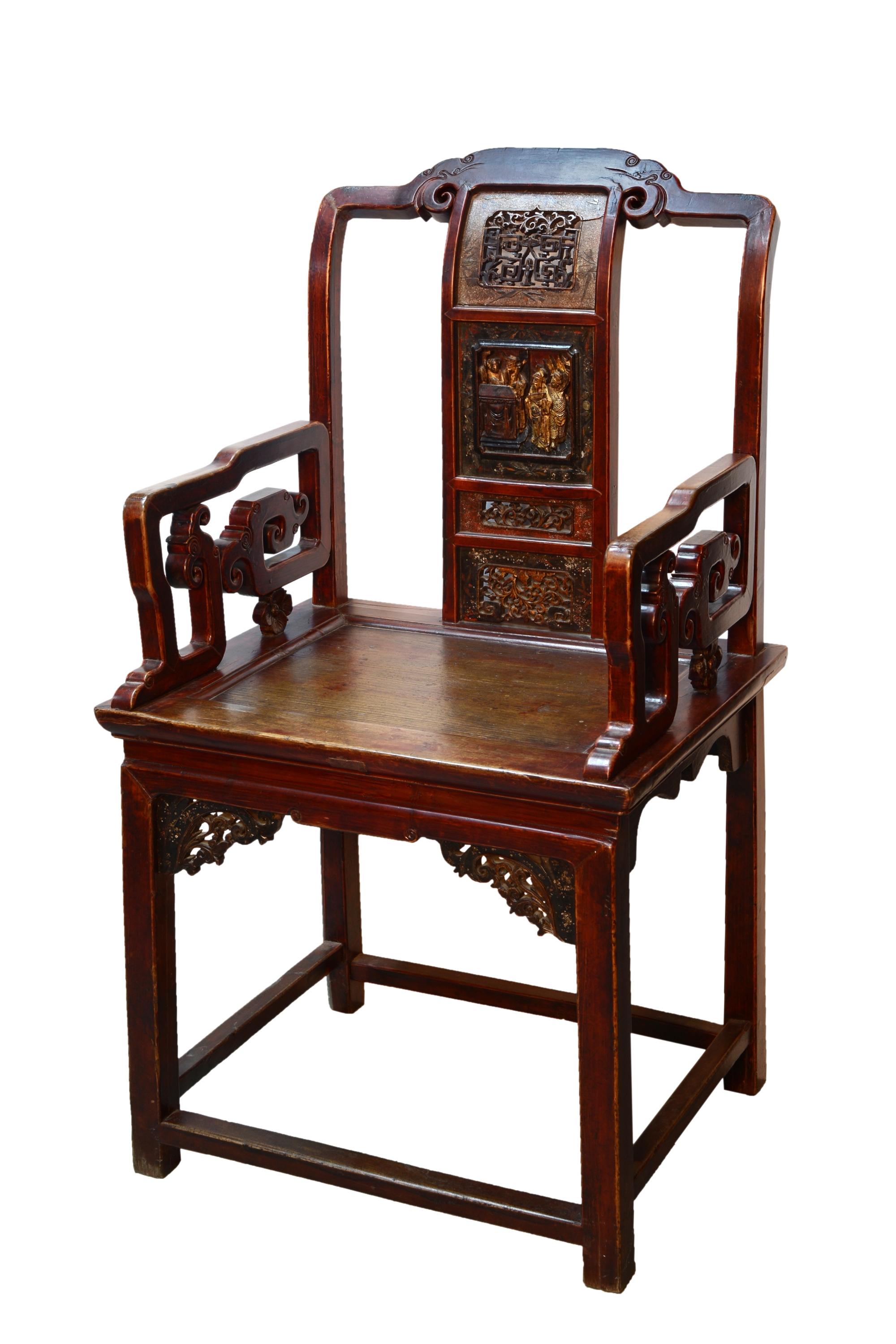 4 pieces set.
High back chair and arms made of lacquered wood decorated with traditional Chinese-inspired carvings. Note the lacquered compositions on the chambranas in the front, the shape of the legs, arms and backrest, the decorations of