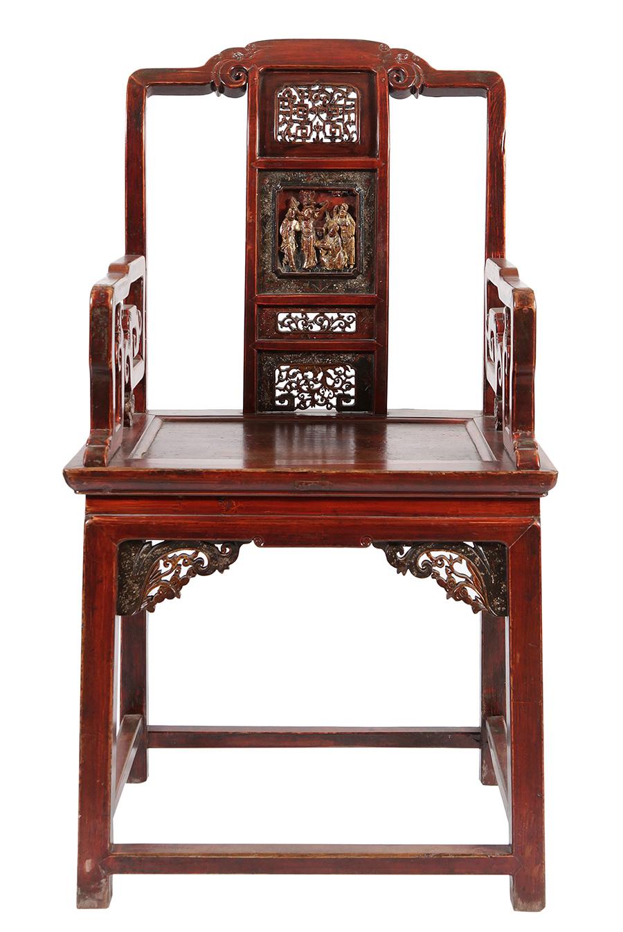 Available 4 pieces.
High back chair and arms made of lacquered wood decorated with traditional Chinese-inspired carvings. Note the lacquered compositions on the chambranas in the front, the shape of the legs, arms and backrest, the decorations of