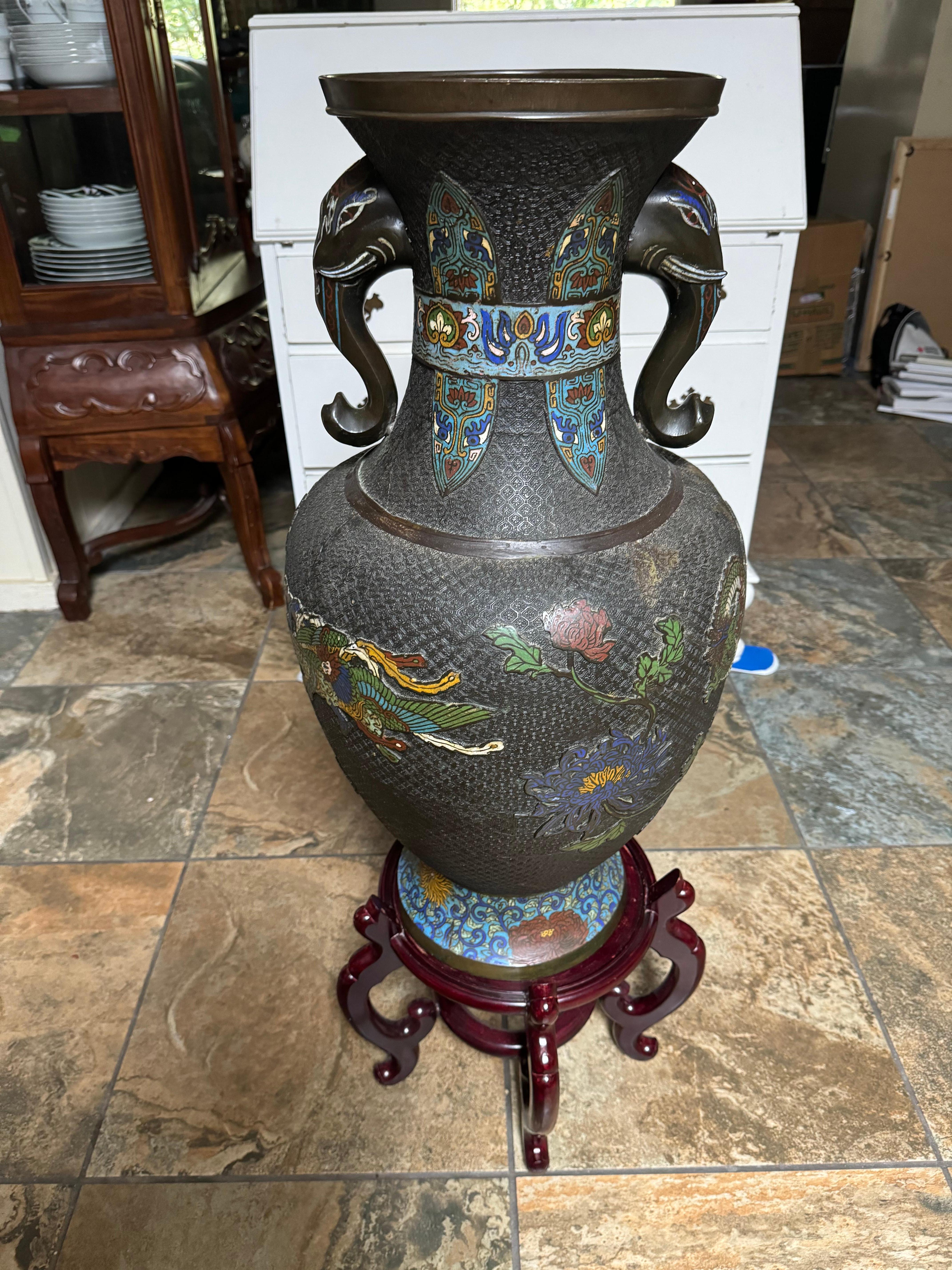 Vaso orientale Champleve cloisonne Dragons in ottone Bronzo Maniglie a testa di elefante in vendita 8