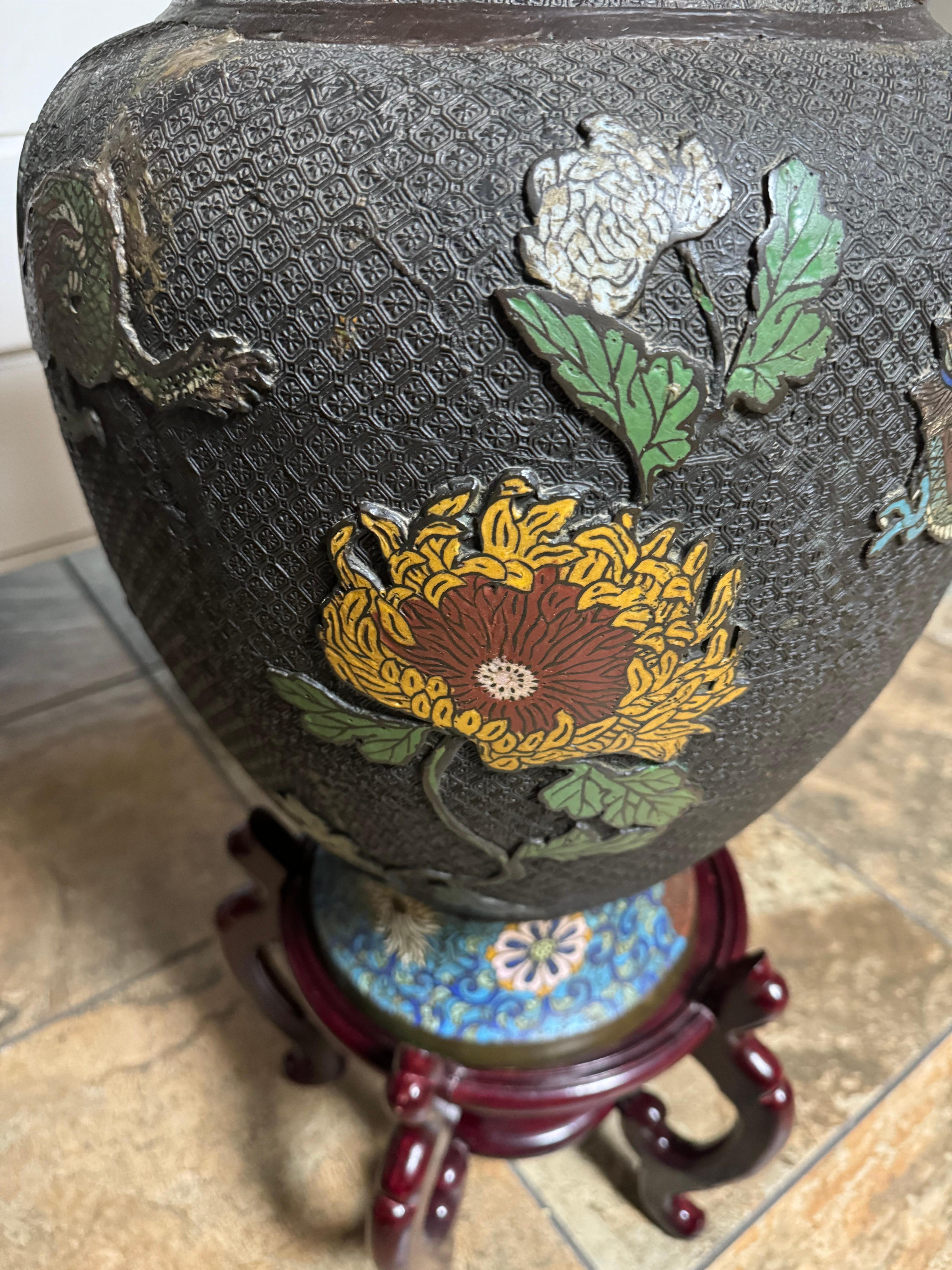 Cineserie Vaso orientale Champleve cloisonne Dragons in ottone Bronzo Maniglie a testa di elefante in vendita