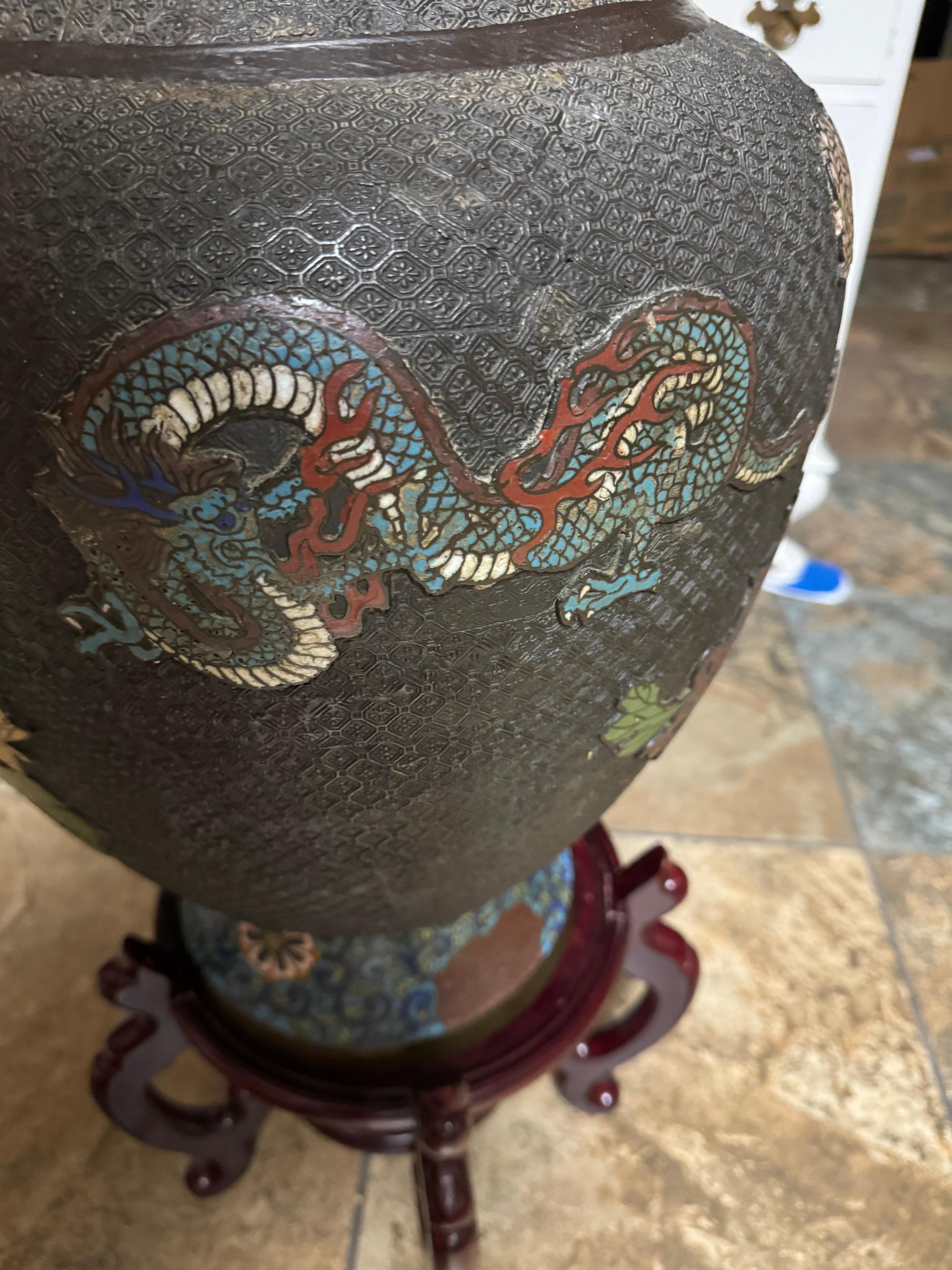 Giapponese Vaso orientale Champleve cloisonne Dragons in ottone Bronzo Maniglie a testa di elefante in vendita